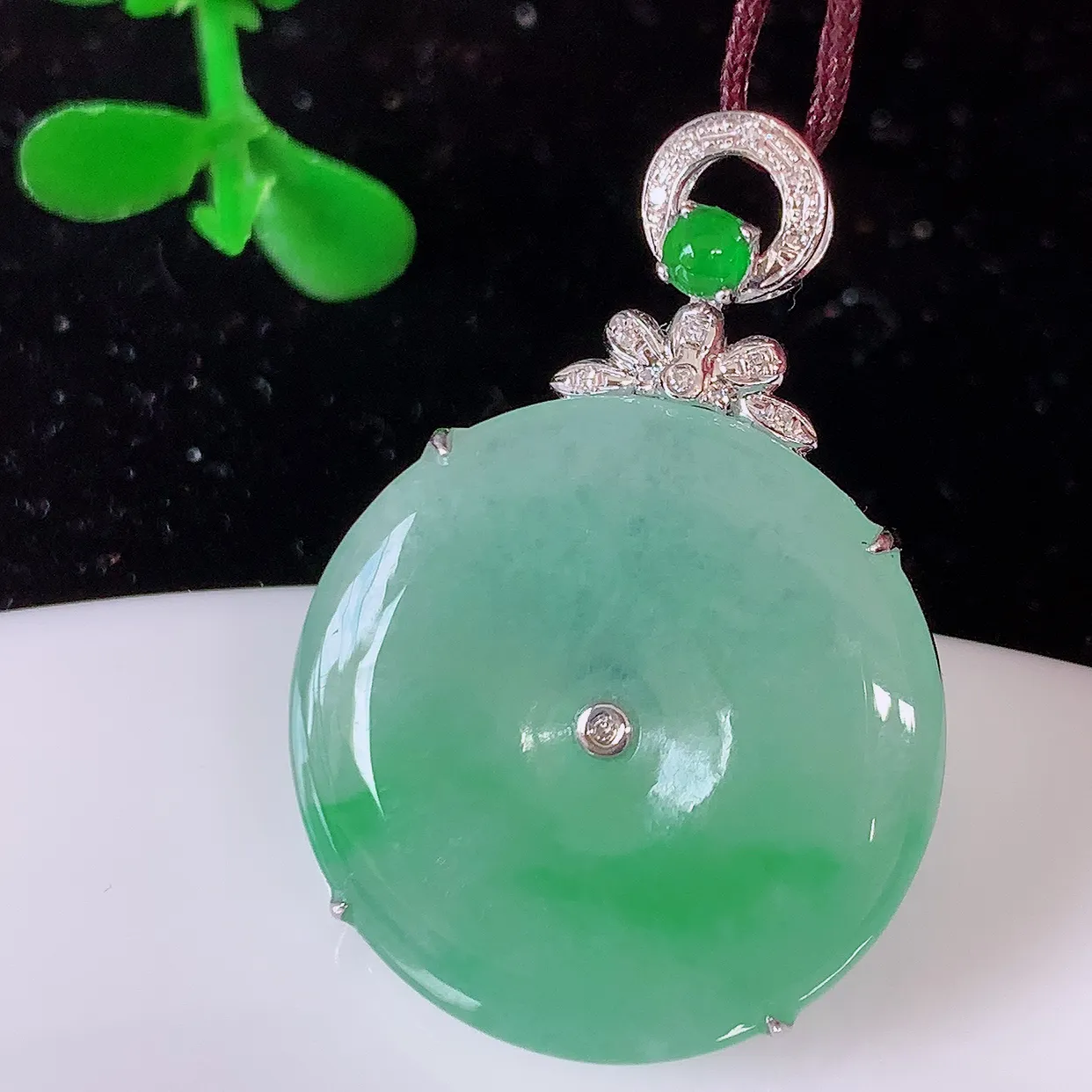 自然光实拍，18K金镶嵌冰种飘绿翡翠平安扣吊坠，玉扣，冰润光泽，寓意平平安安，平安扣佩戴时尚漂亮！#00.12整体30-21-6裸石21-21