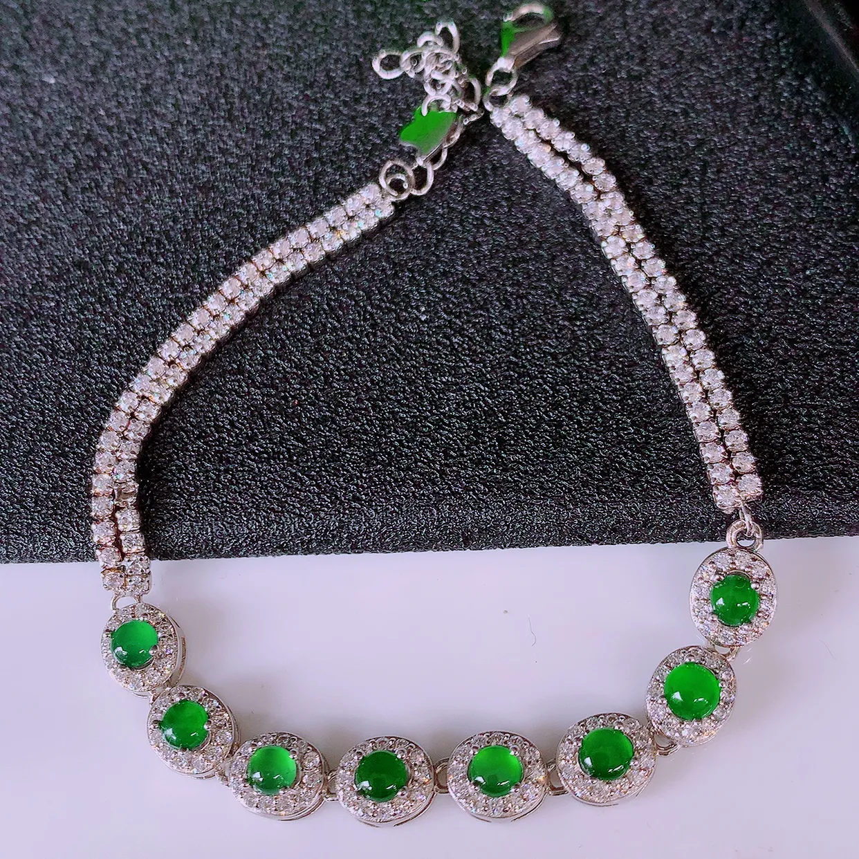 冰透满绿翡翠925银镶嵌手链，自然光实拍，翠色灵动，颜色漂亮，种老水足，品相佳，佩戴佳品！#98.1