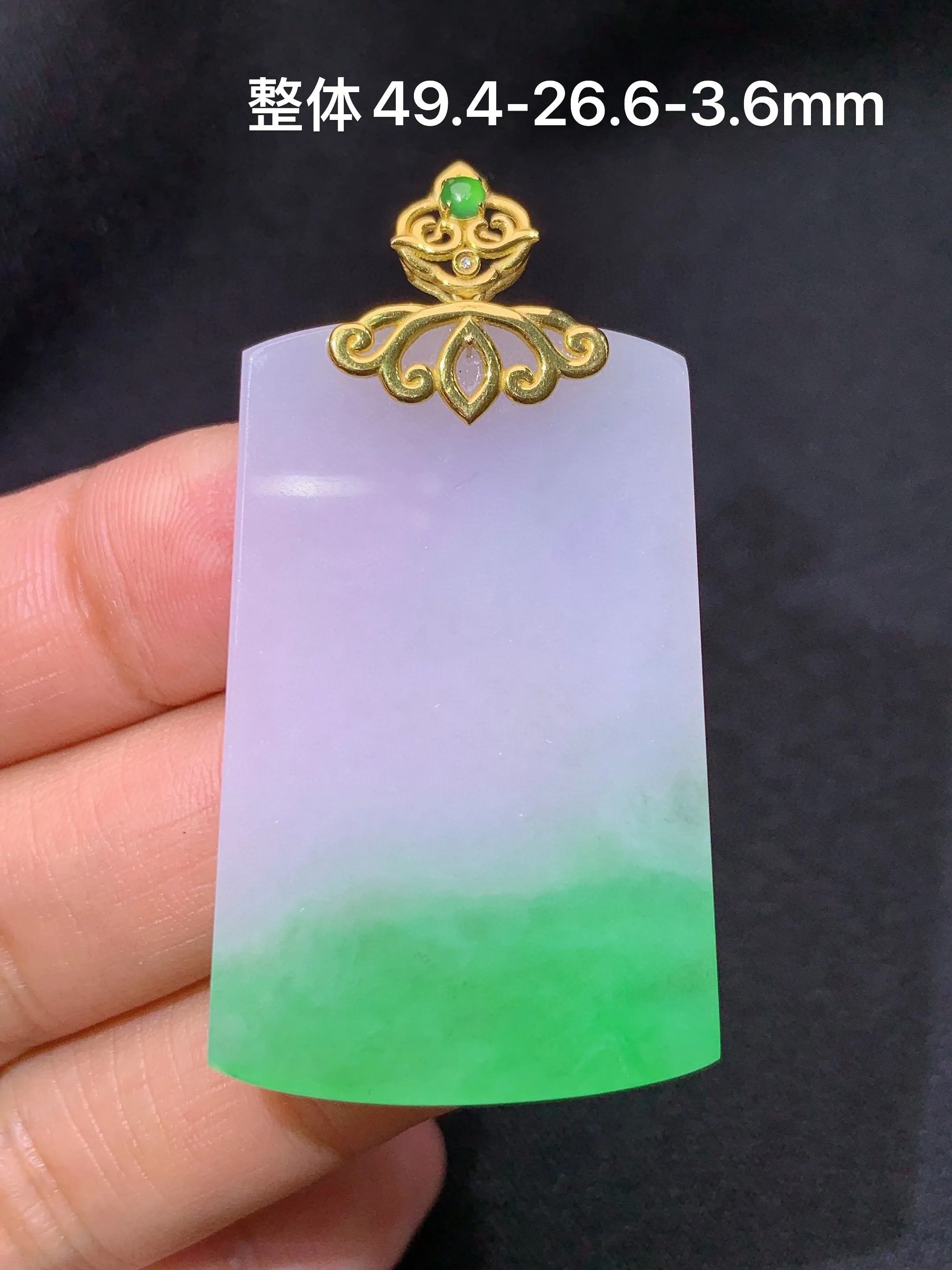 冰飘绿无事牌吊坠，18k金镶嵌，冰润色阳，玉质细腻，种水足，整体尺寸49.4*26.6*3.6