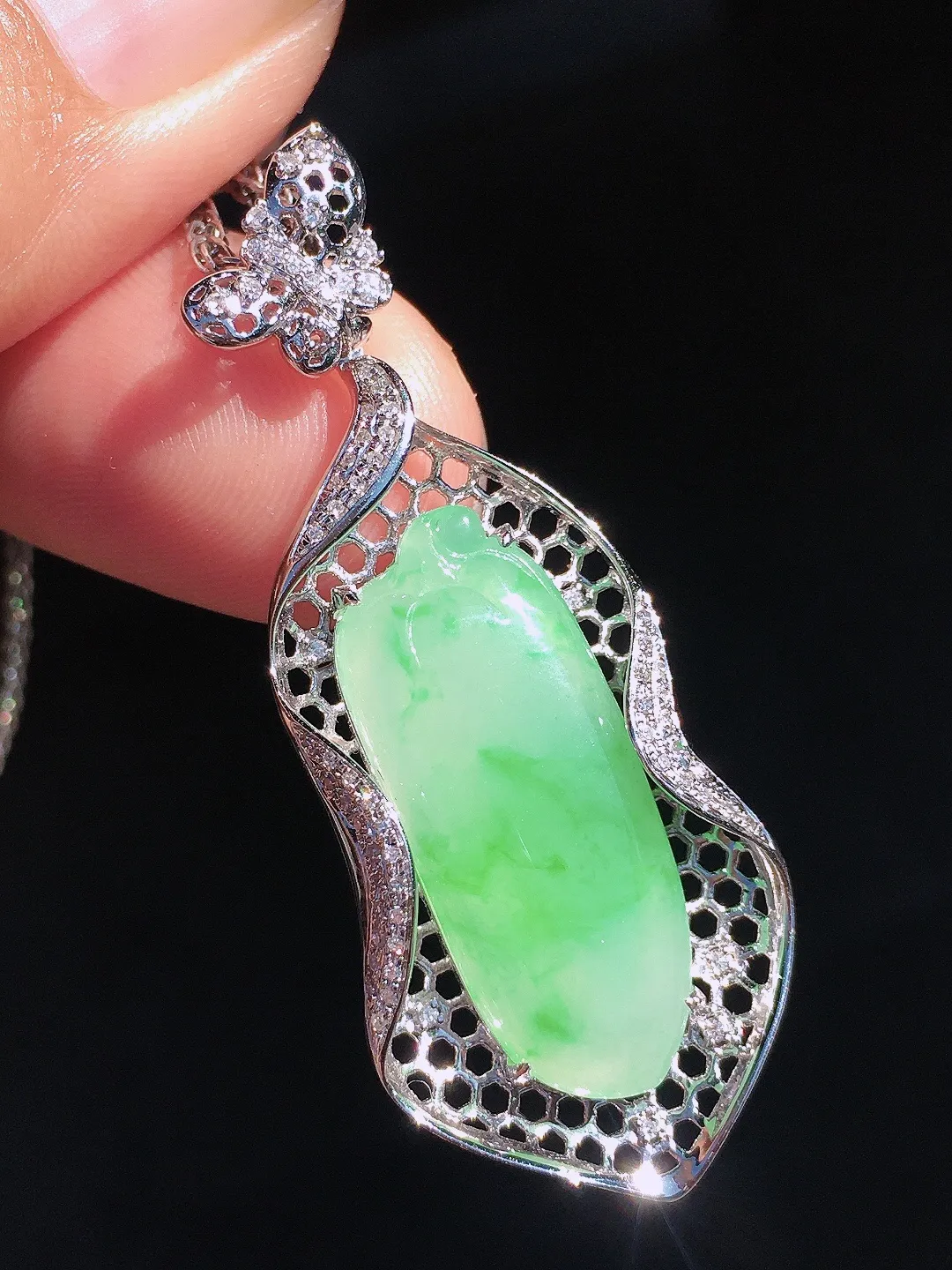 飘绿福瓜吊坠，色泽艳丽，玉质细腻，荧光感超
强，饱满圆润，尽显优雅气质，18k
金豪华镶嵌