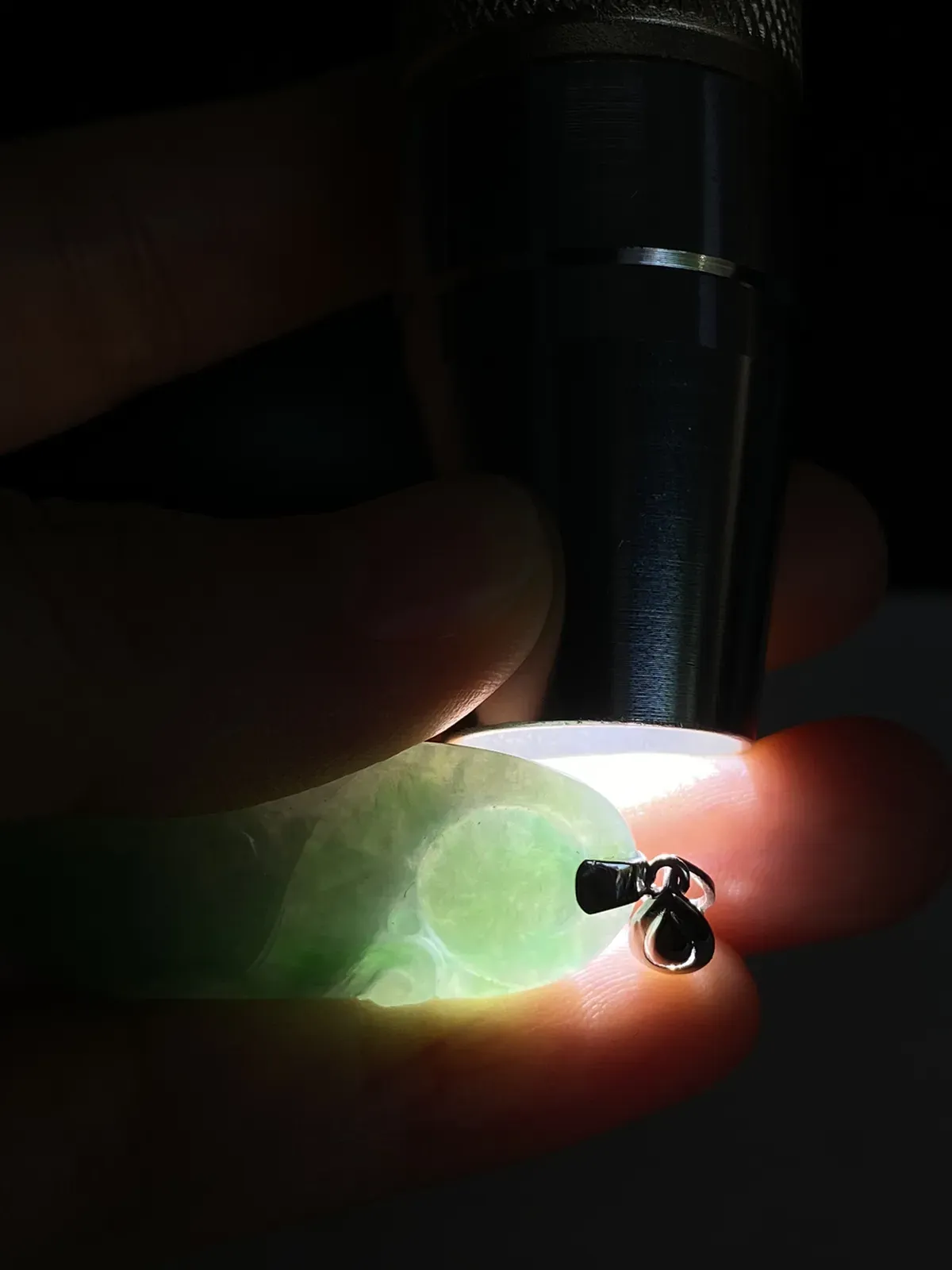 翡翠糯化种浅绿色吊坠，印记：G18K