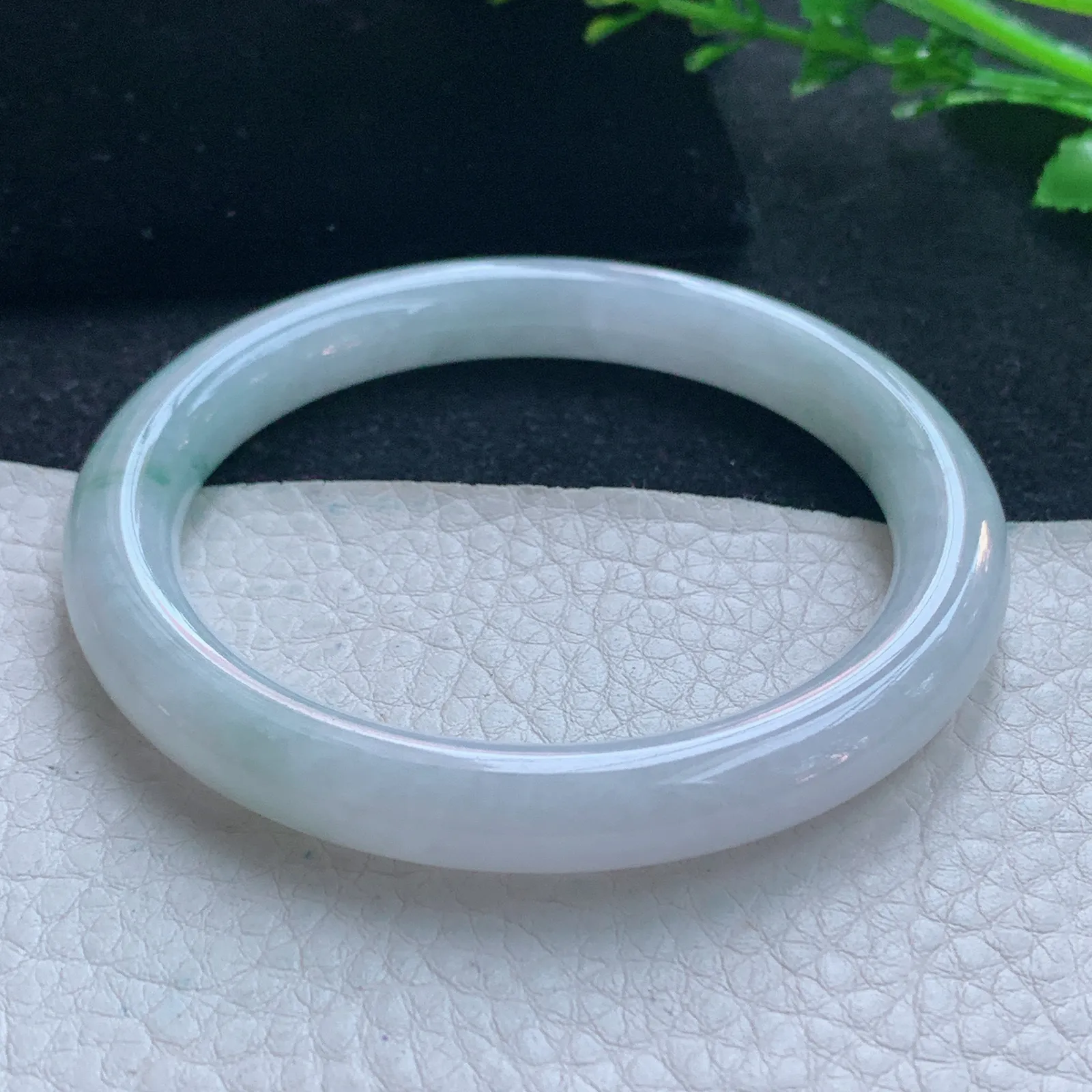 z自然光55*8.6美人镯 天然缅甸翡翠飘花圆条玉手镯 珠宝叮当镯