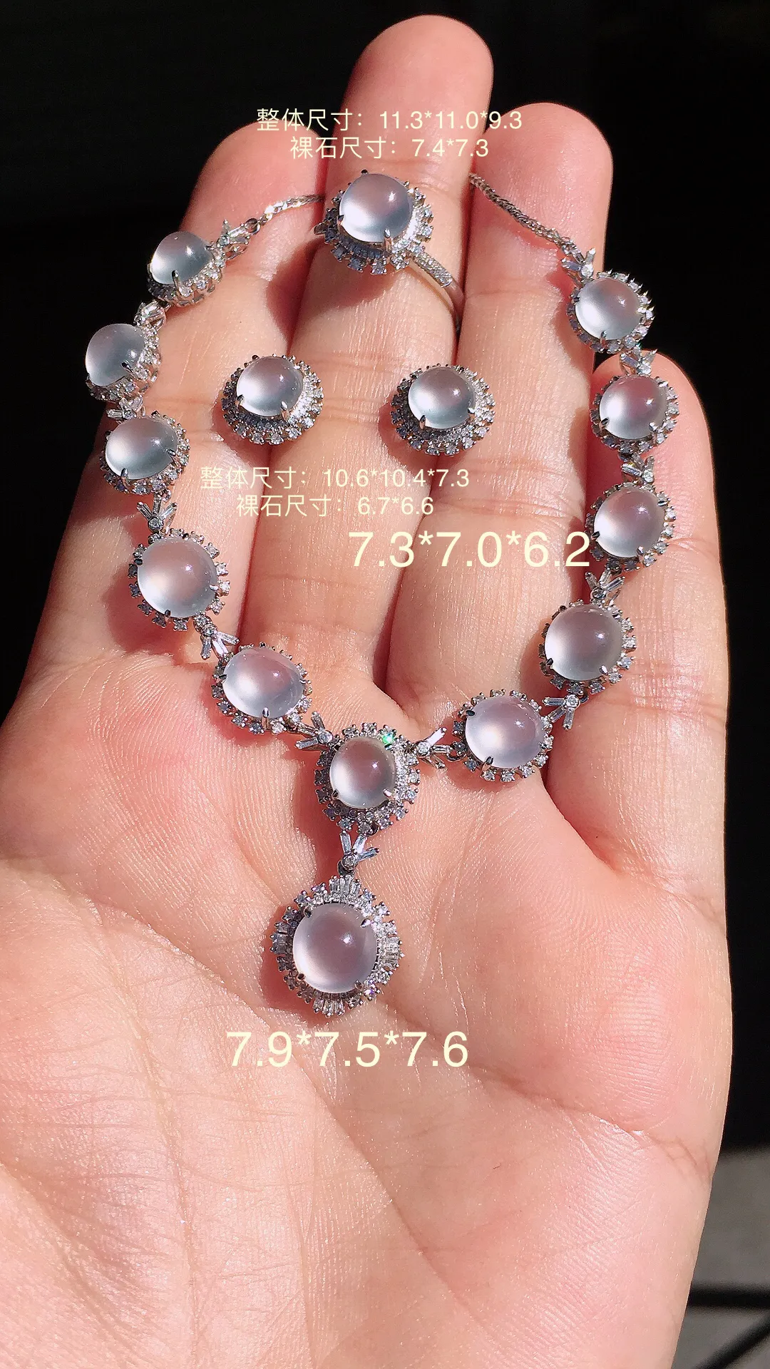 玻璃种蛋面三件套（晚装项链+耳钉+戒指），玉质细腻，荧光感超
强，饱满圆润，尽显优雅气质，18k
金豪华镶嵌