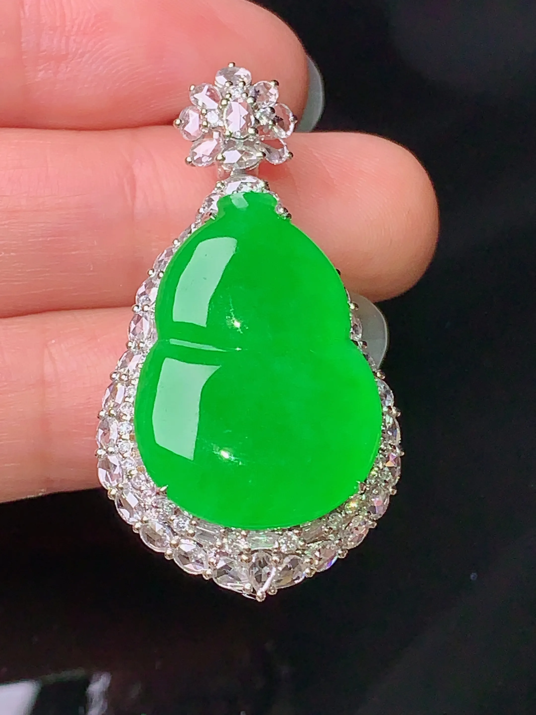 18k金钻镶嵌满绿葫芦吊坠 玉质细腻 色泽清新艳丽 整体尺寸39*21.5*12.5