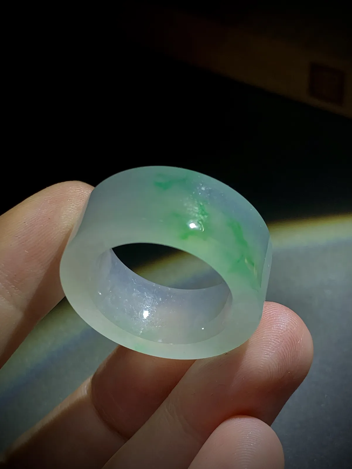 绿花宽版扳指，指环，圈戒，
内径28-宽11.8-厚5.2mm，23#，
15.25g