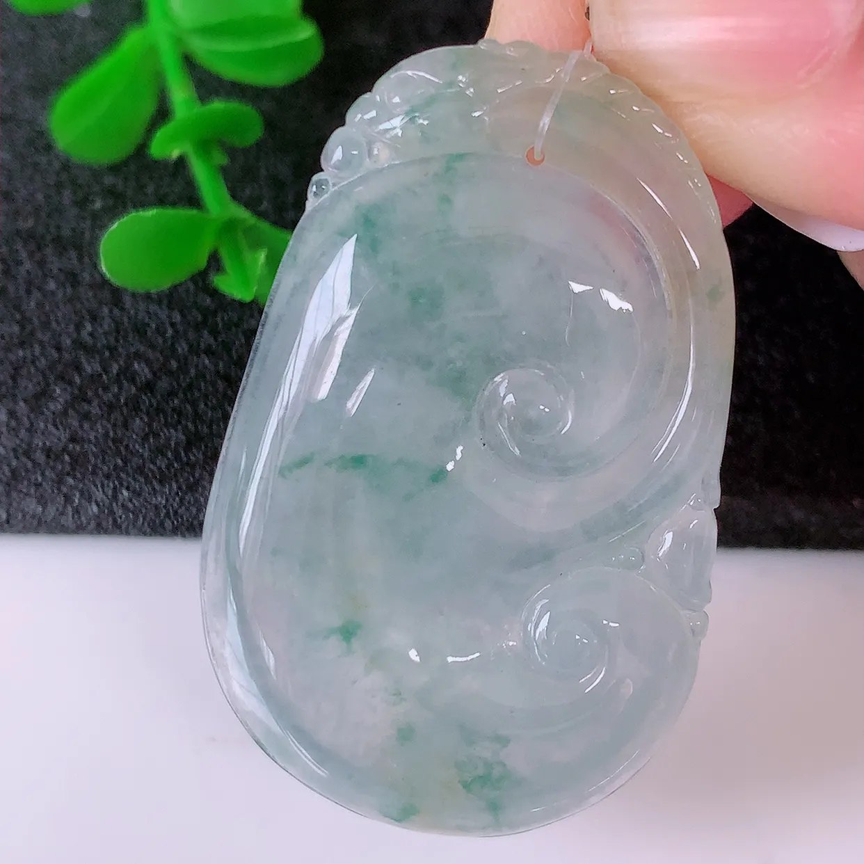 自然光实拍，冰种三彩翡翠如意吊坠，玉坠百搭又精致，寓意着吉祥，事事如意！#49.12