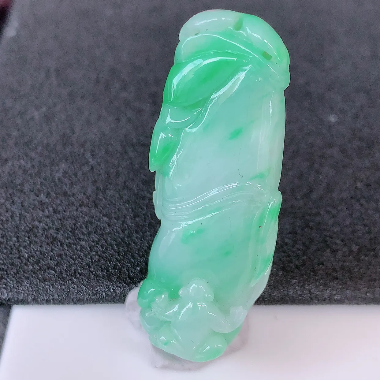 自然光实拍，冰润飘绿翡翠竹节吊坠。竹节寓意“节节高，官运亨通，前程似锦，水润莹泽，清秀高雅，佩戴精美！#57.12