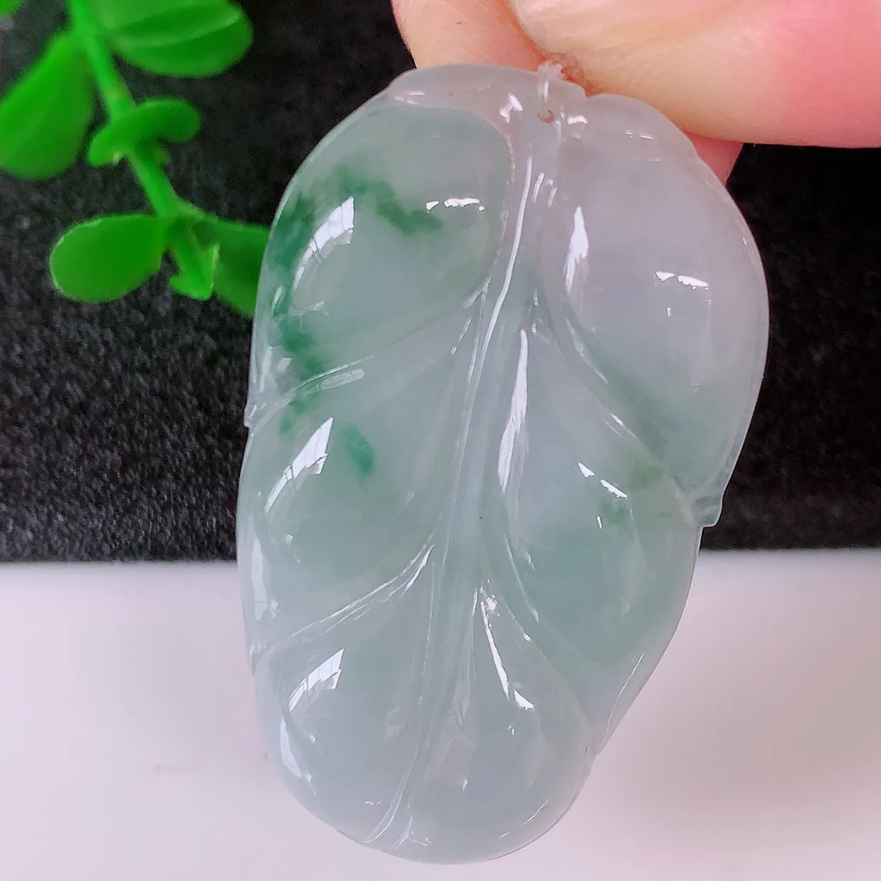 自然光实拍，冰种飘花翡翠叶子吊坠 ，种水足，色泽清新，工艺精湛，叶子寓意美好；金枝玉叶，事业有成。#