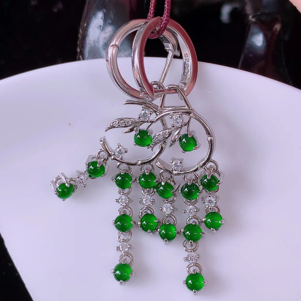 冰透满绿翡翠925银镶嵌耳坠，自然光实拍，翠色灵动，颜色漂亮，种老水足，品相佳，佩戴佳品！#98.12整体45.5-11*4裸石2.8*2.8