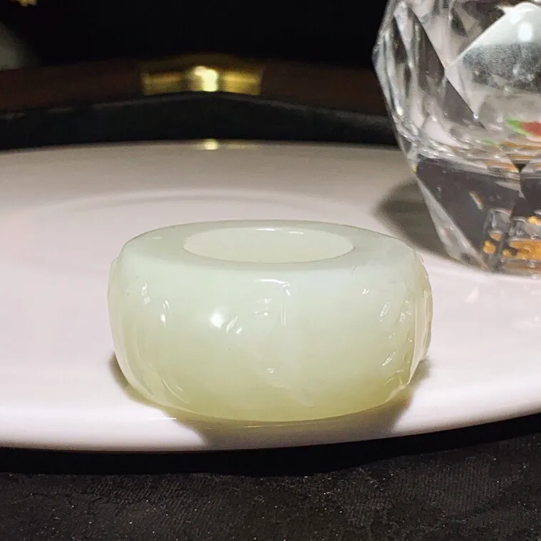 新疆和田玉守护心经扳指。内经22尺寸19/43/16重51.8克。玉质细腻油润。手推出油。佩戴高端典雅。lt251115