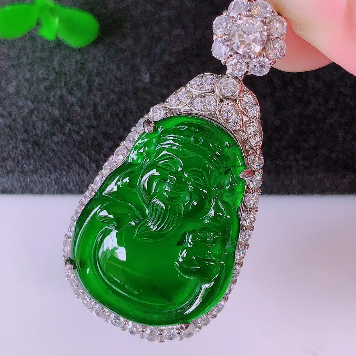 冰透满绿翡翠925银镶嵌财神爷吊坠，自然光实拍，翠色灵动，颜色漂亮，种老水足，品相佳，佩戴佳品！#98.12整体38.5*19.5*8.5裸石23*17.5