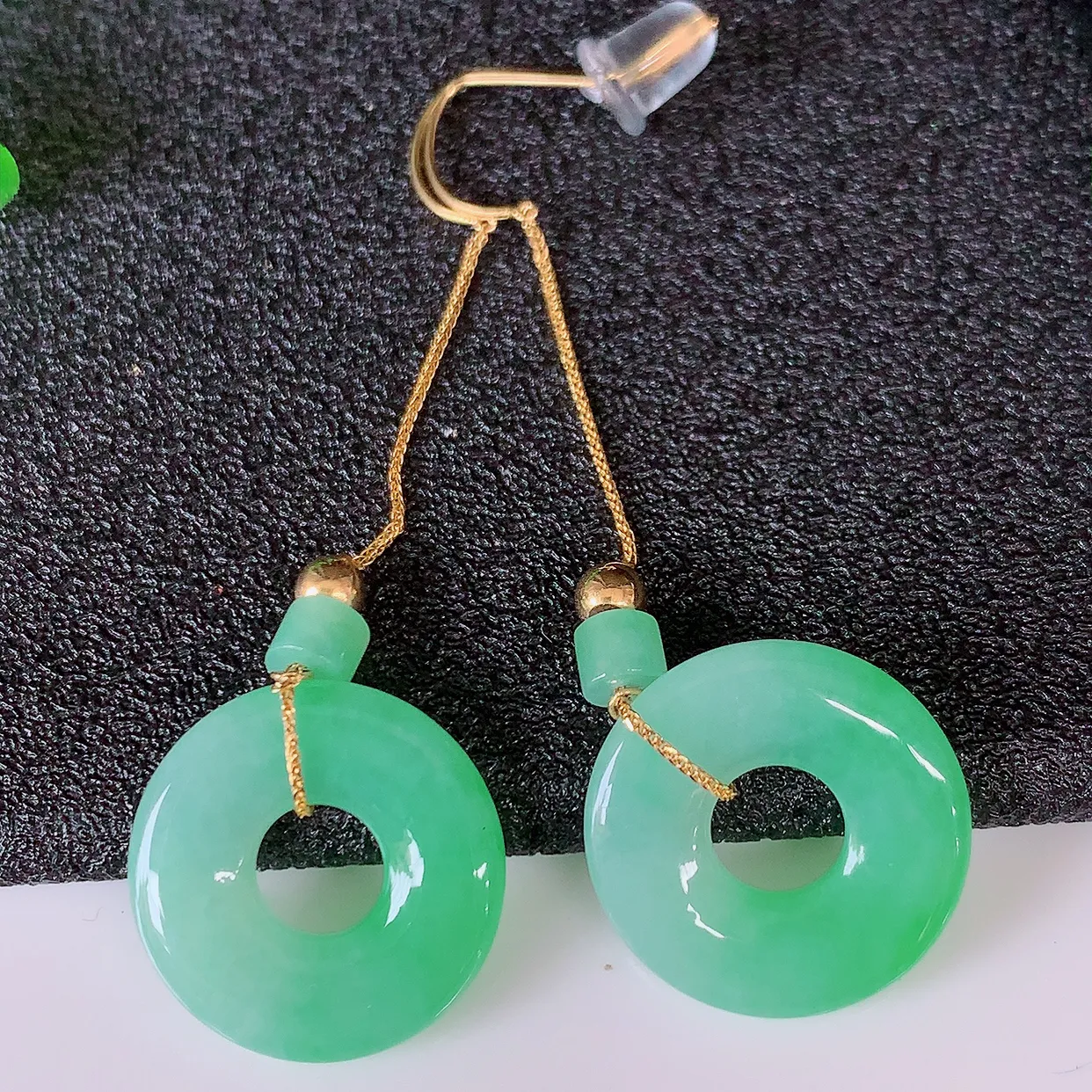 18k金镶嵌冰种飘绿翡翠平安扣耳坠，沁人心脾，耳坠佩戴效果大气出众，尽显气质。种水好，胶感足，颜相当漂亮，高性价比，值得入手品鉴！#41.12整体45.5裸石15*2.5