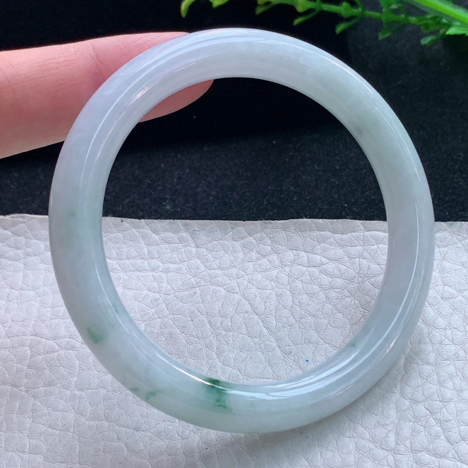 z自然光55*8.6美人镯 天然缅甸翡翠飘花圆条玉手镯 珠宝叮当镯