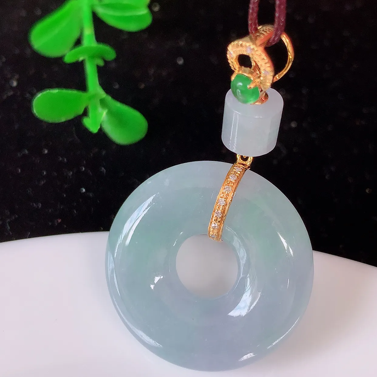 自然光实拍，18K金镶嵌水润春带彩翡翠平安扣吊坠，玉扣，冰润光泽，寓意平平安安，平安扣佩戴时尚漂亮！#00.12整体38.5-23-6.6裸石23*23