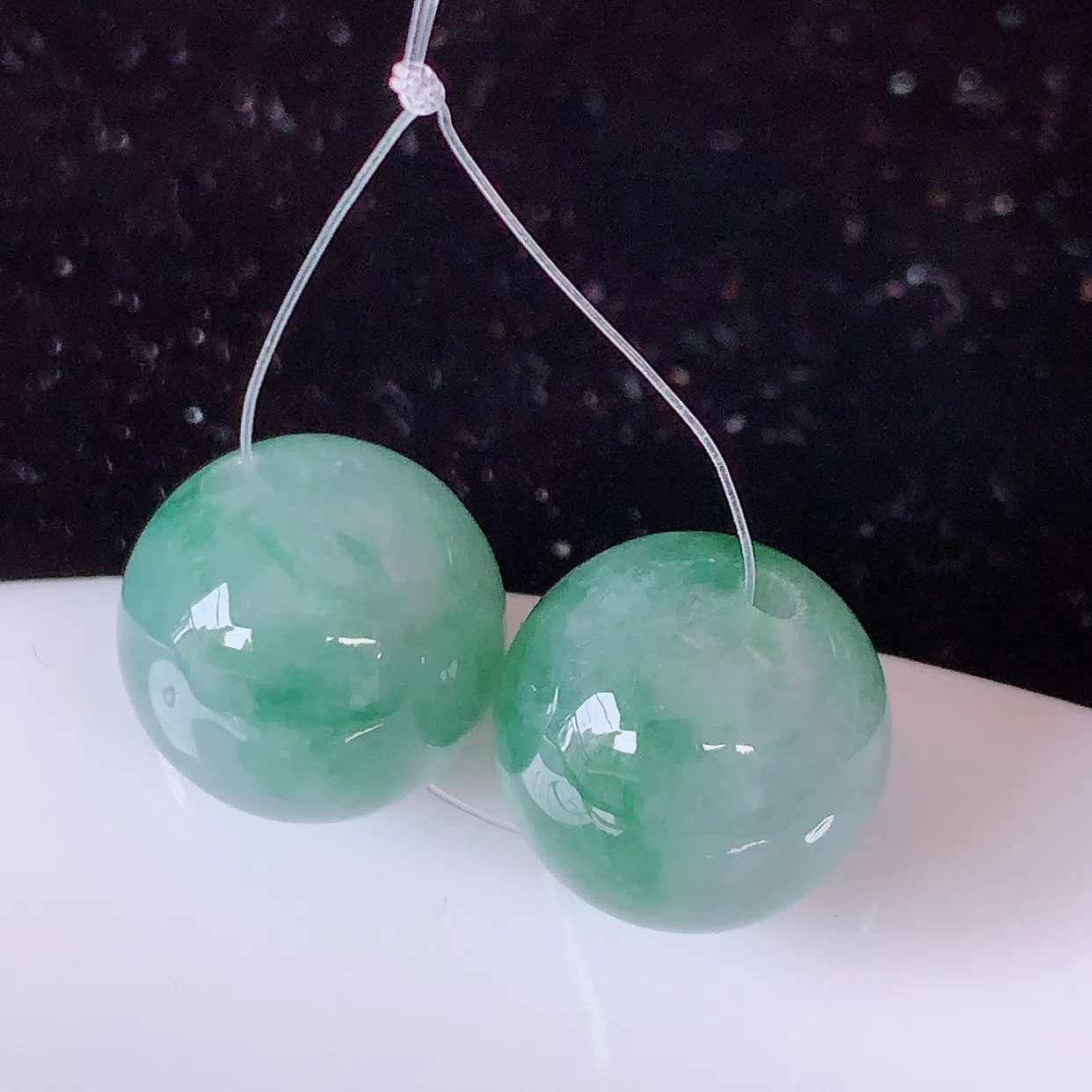 自然光实拍，冰飘花翡翠一对转运珠，路路通吊坠，寓意“时来运转，财源滚滚” 寓意佳，荧光灼灼，转运珠佩戴时尚优雅！#49.12