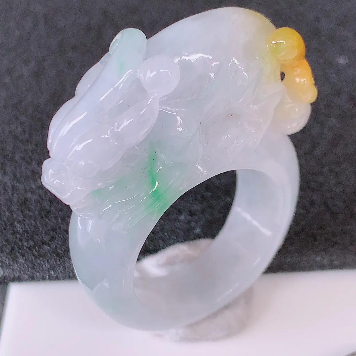 自然光实拍，黄加绿翡翠貔貅扳指，21mm内径三彩翡翠扳指，冰润指环，玉扳指，戒指，财源滚滚，玉质细腻