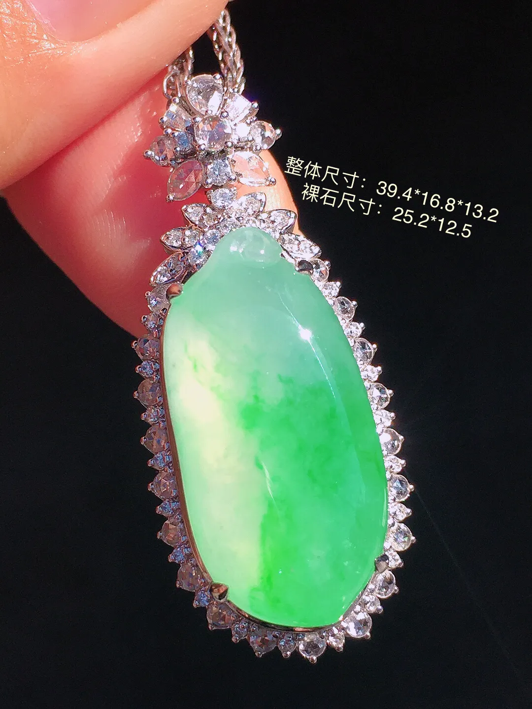 飘绿福瓜吊坠，色泽艳丽，玉质细腻，荧光感超
强，饱满圆润，尽显优雅气质，18k
金豪华镶嵌