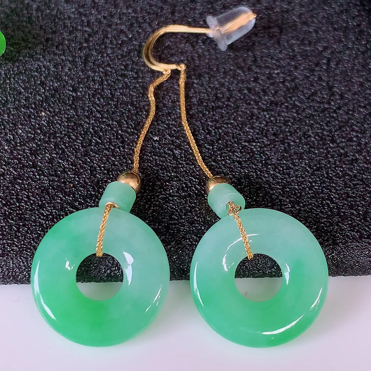 18k金镶嵌冰种飘绿翡翠平安扣耳坠，沁人心脾，耳坠佩戴效果大气出众，尽显气质。种水好，胶感足，颜相当漂亮，高性价比，值得入手品鉴！#41.12整体45.5裸石15*2.5