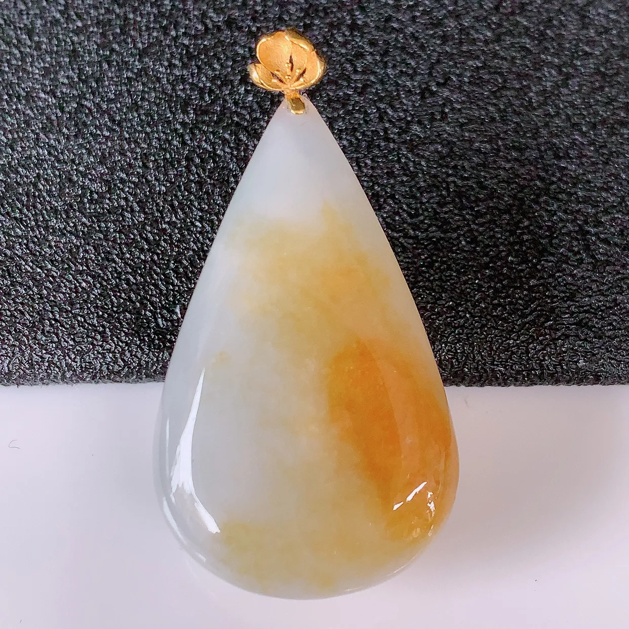 18k金镶嵌冰润黄翡双彩翡翠水滴吊坠，款式新颖时尚，日常百搭的款。清秀高雅，佩戴优雅高贵！#94.12