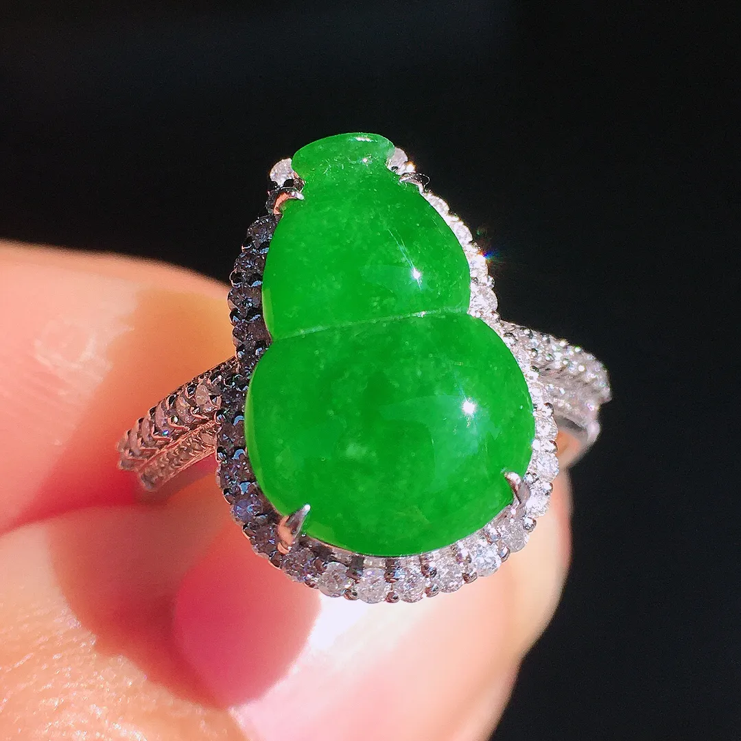 阳绿葫芦戒指，色泽均匀艳丽，玉质细腻，荧光感超
强，饱满圆润，尽显优雅气质，18k
金豪华镶嵌
