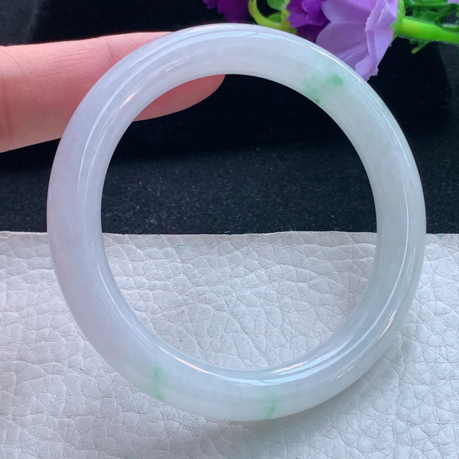 n自然光53.8*9.3*8.8美人镯 缅甸翡翠玉手镯飘绿花圆条玉手环