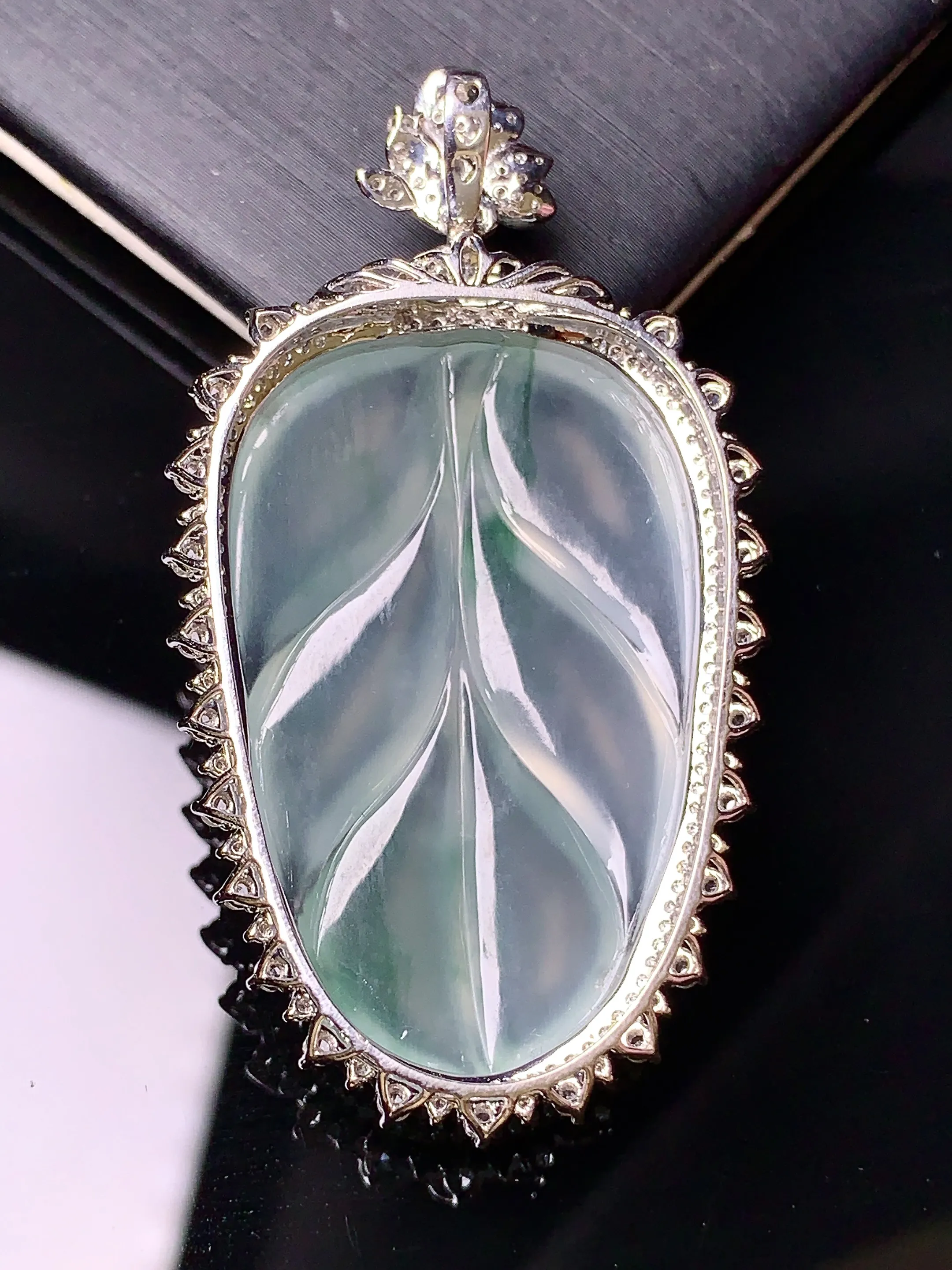 18k金钻镶嵌冰种飘绿树叶吊坠 玉质细腻 色泽清新艳丽 整体尺寸50.5*27.5*10