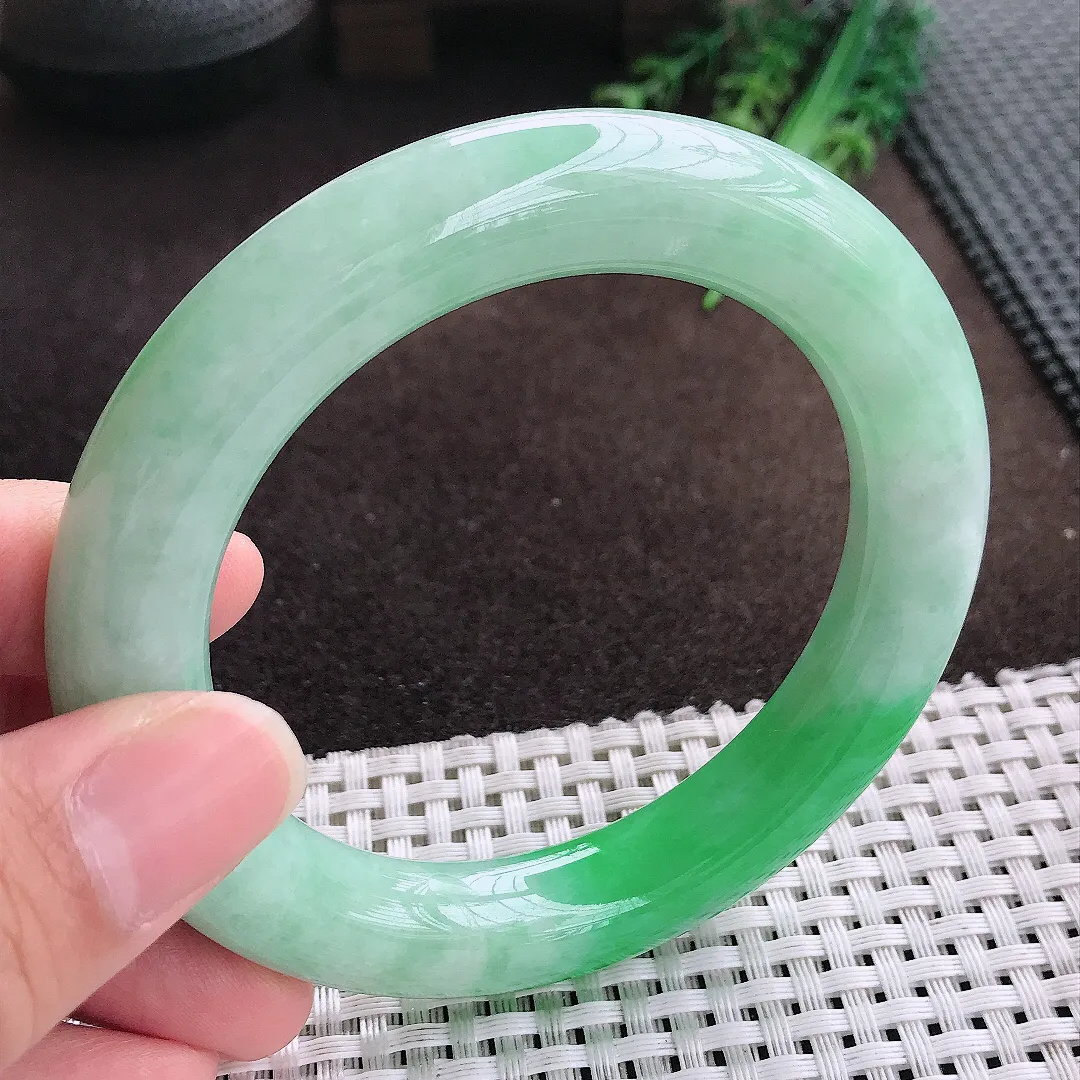 天然a货翡翠59/11.9/12.2老坑精美飘阳绿圆条手镯翡翠玉手镯