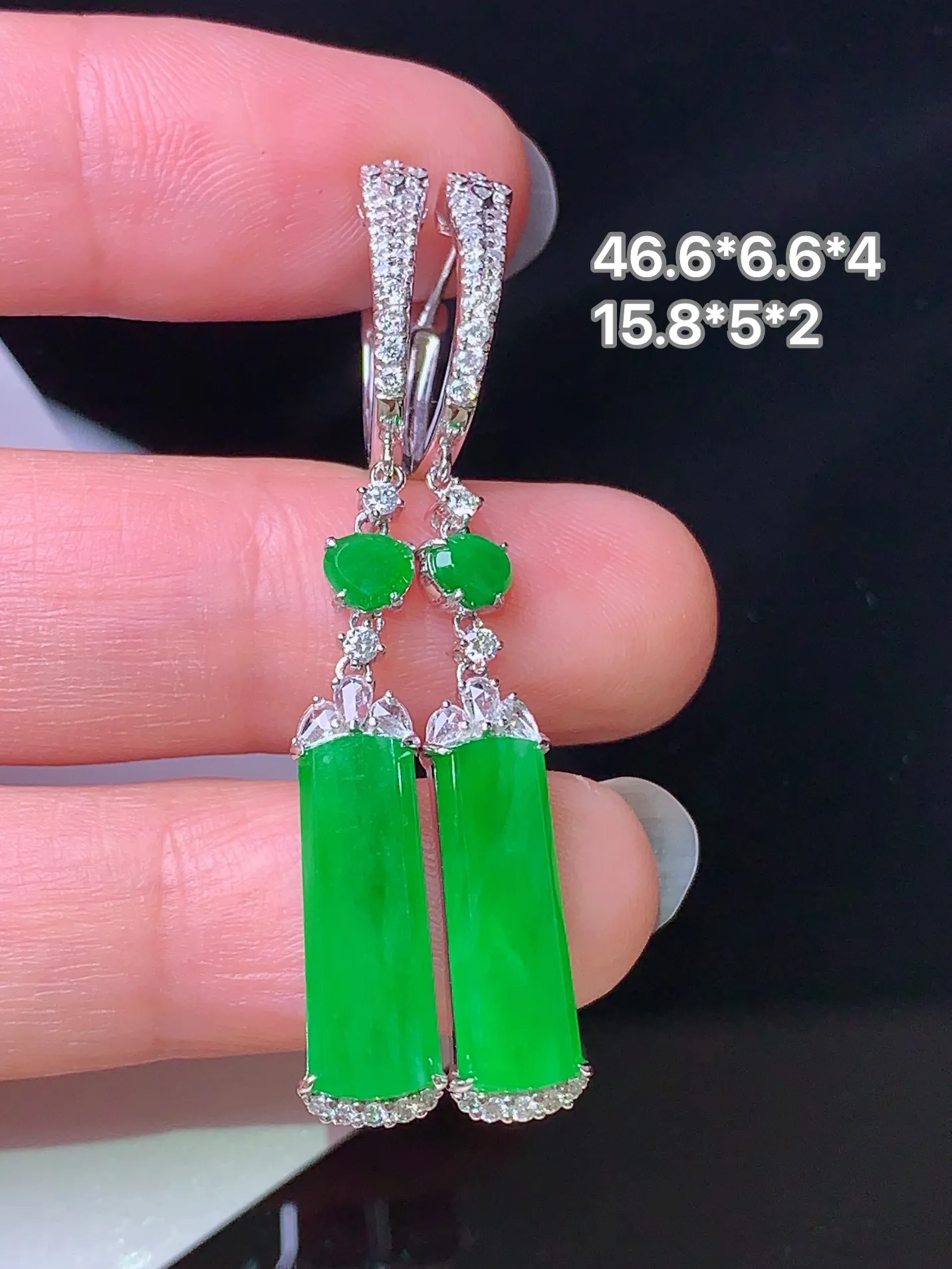 18k金钻镶嵌满绿无事牌耳坠 玉质细腻 色泽清新艳丽 整体尺寸46.6*6.8*4