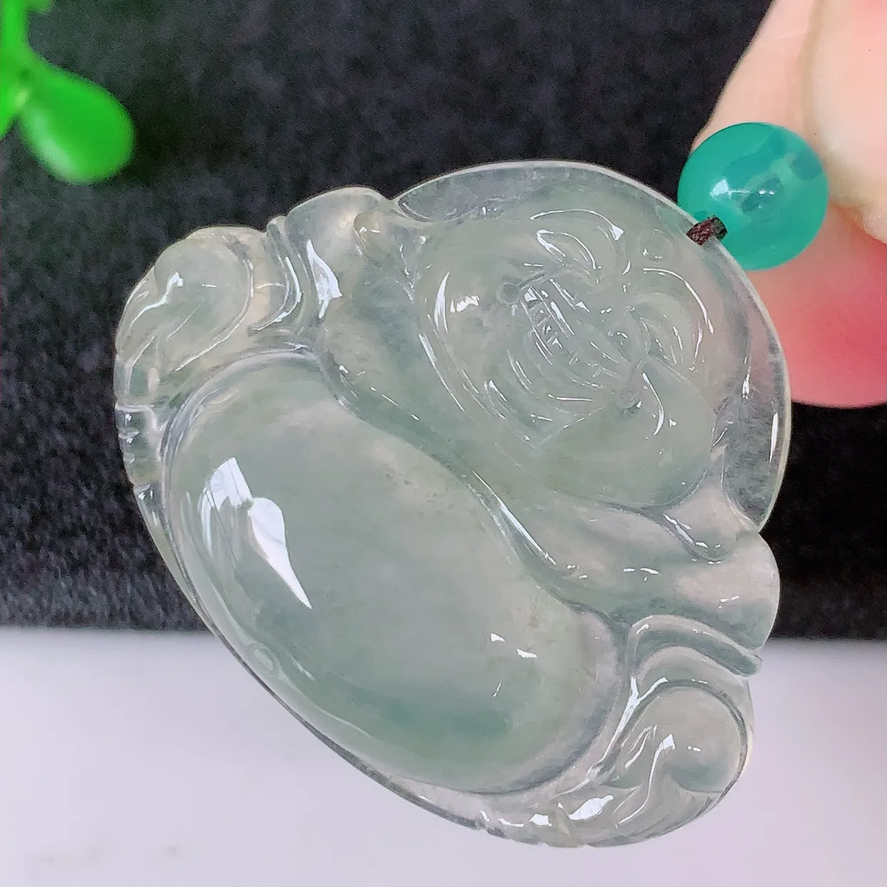 自然光实拍，冰种翡翠佛公吊坠，饱满， 佛公亦保平安，寓意有福（佛公）相伴，品相佳，配戴优雅迷人！#41.12