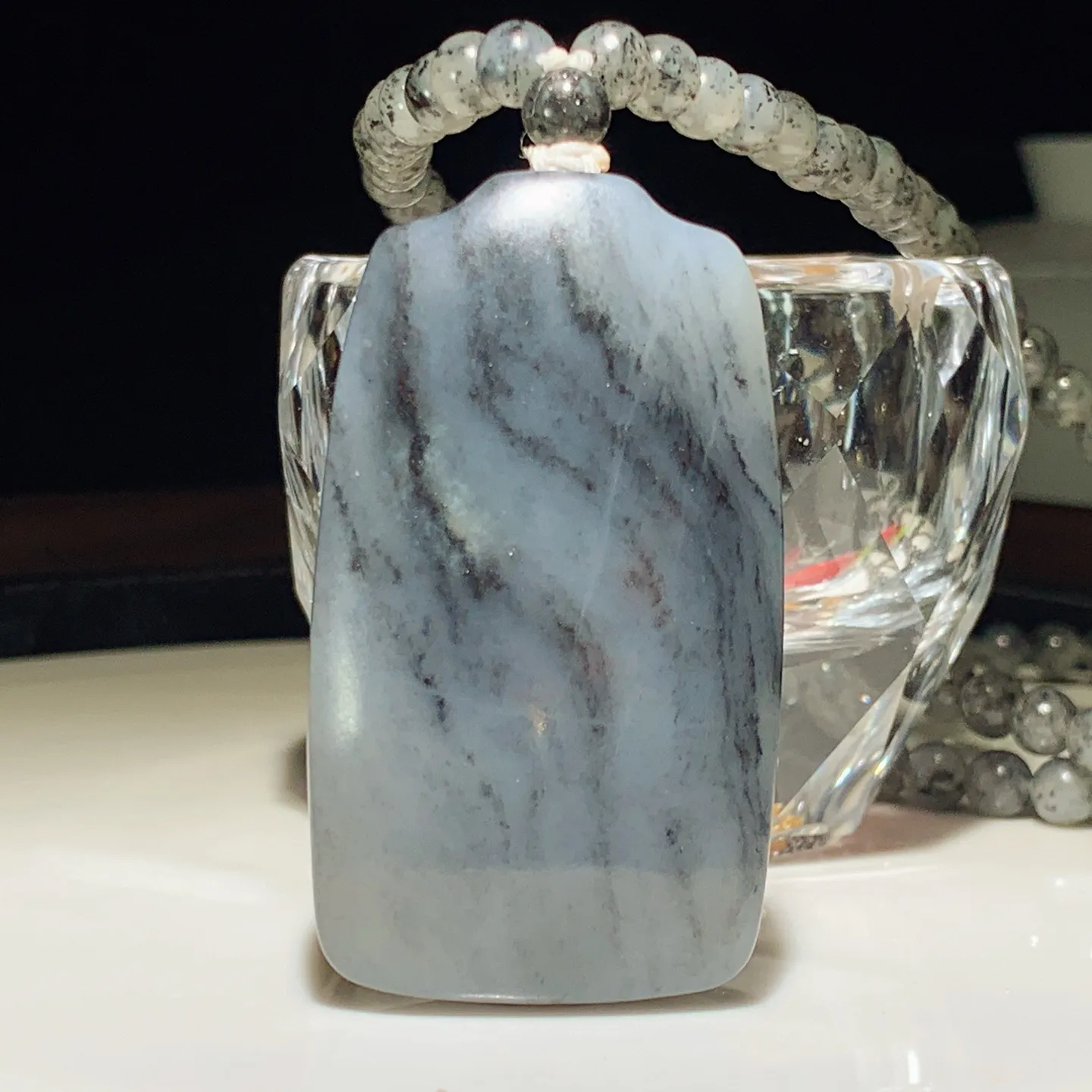 新疆和田玉籽料青花平安无事牌挂件。尺寸55/32/12重83.6克。玉质细腻油润。手推出油。佩戴高端