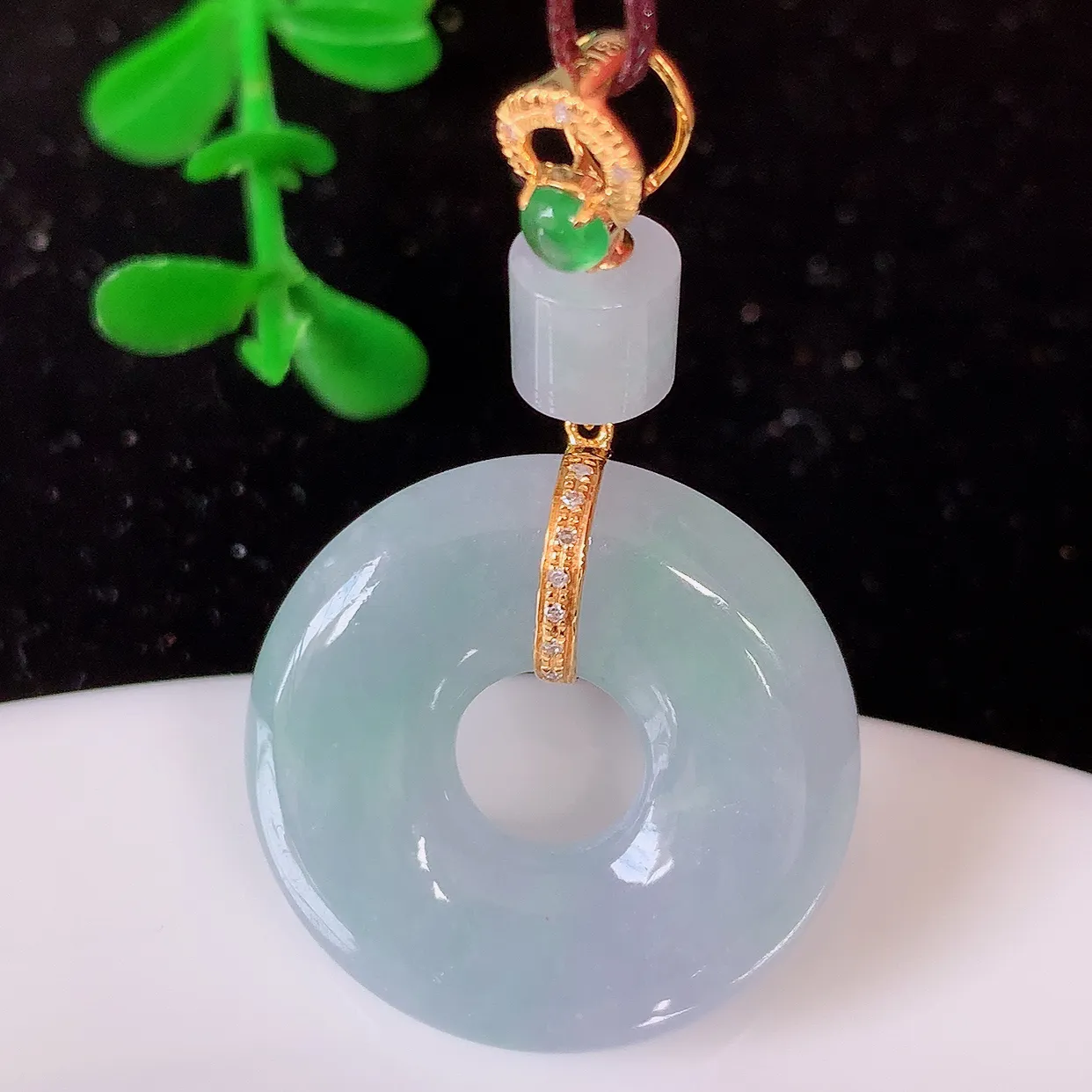 自然光实拍，18K金镶嵌水润春带彩翡翠平安扣吊坠，玉扣，冰润光泽，寓意平平安安，平安扣佩戴时尚漂亮！#00.12整体38.5-23-6.6裸石23*23