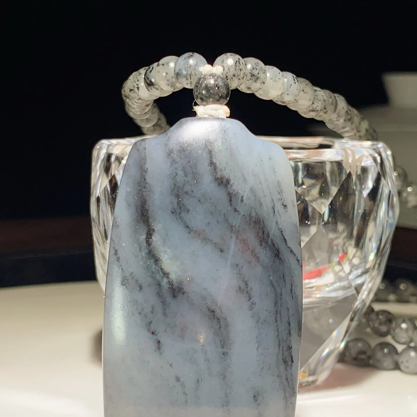 新疆和田玉籽料青花平安无事牌挂件。尺寸55/32/12重83.6克。玉质细腻油润。手推出油。佩戴高端典雅。lt251115