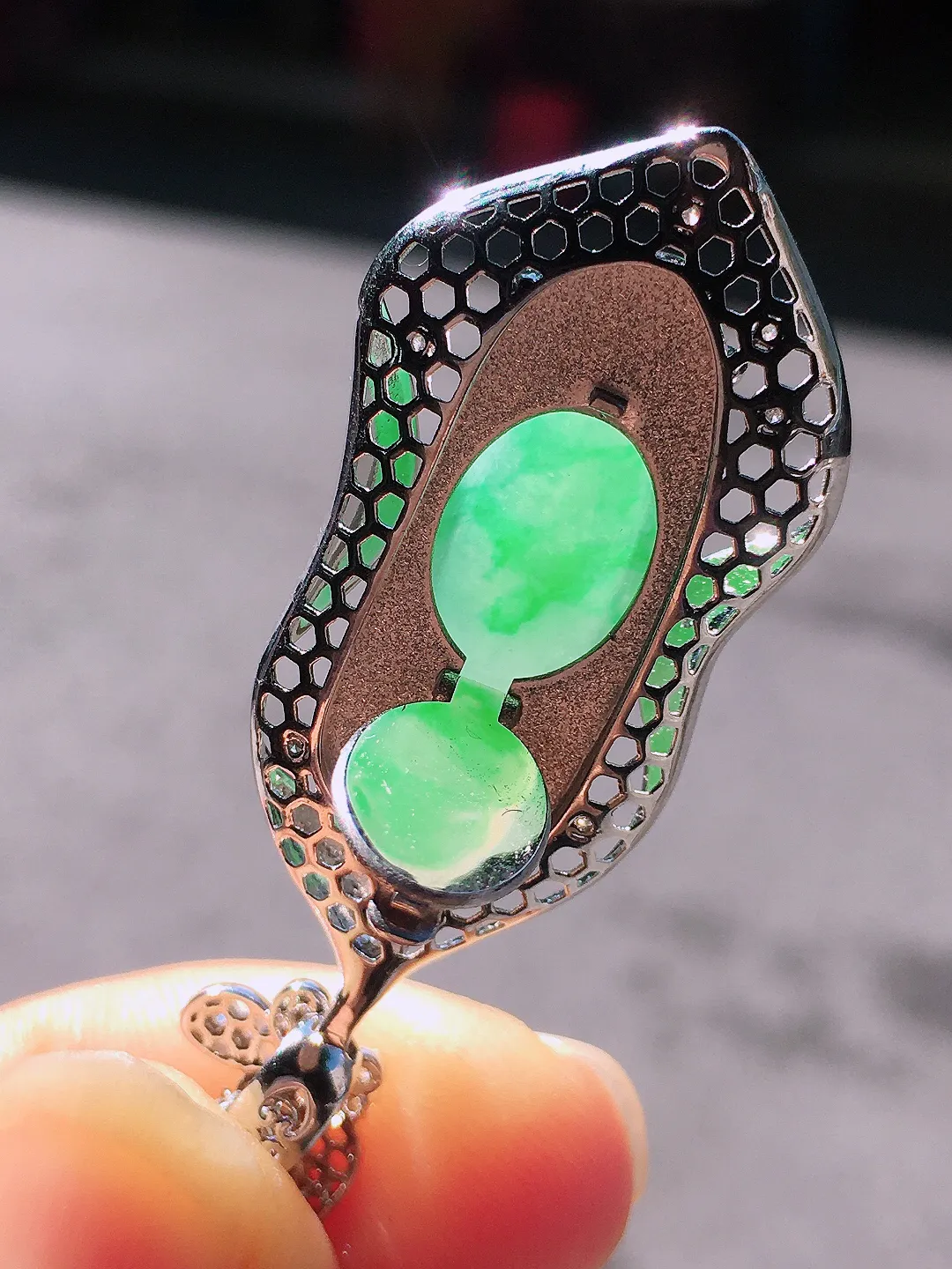 飘绿福瓜吊坠，色泽艳丽，玉质细腻，荧光感超
强，饱满圆润，尽显优雅气质，18k
金豪华镶嵌