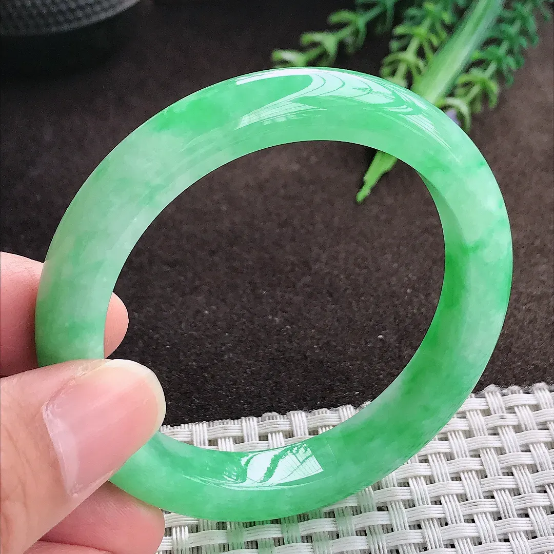 天然a货翡翠53/10.2/8.5老坑精美辣阳绿手镯宽边翡翠玉手镯