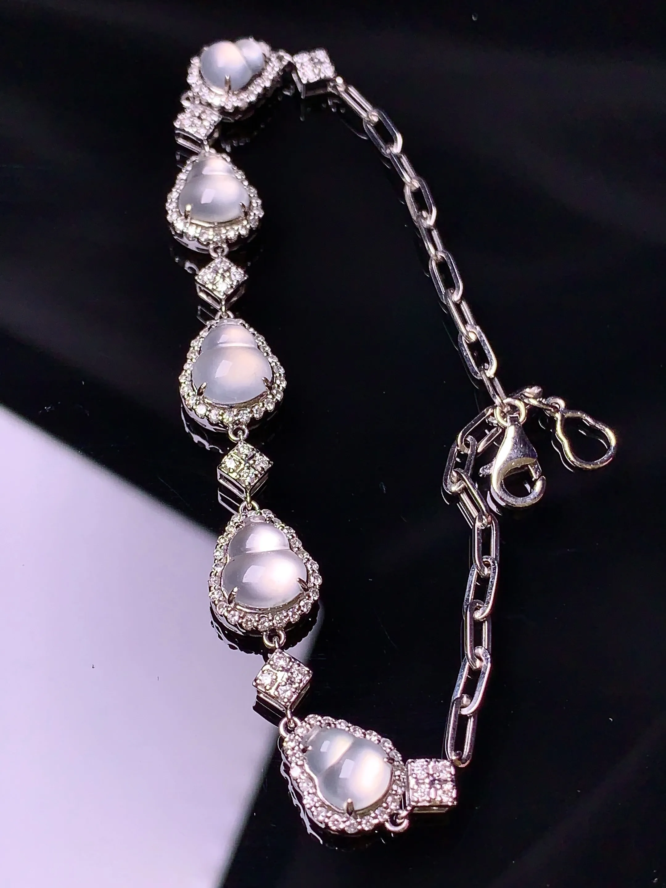 18k金钻镶嵌冰种葫芦手链 玉质细腻 色泽清新艳丽 整体尺寸87.3*8.8*6