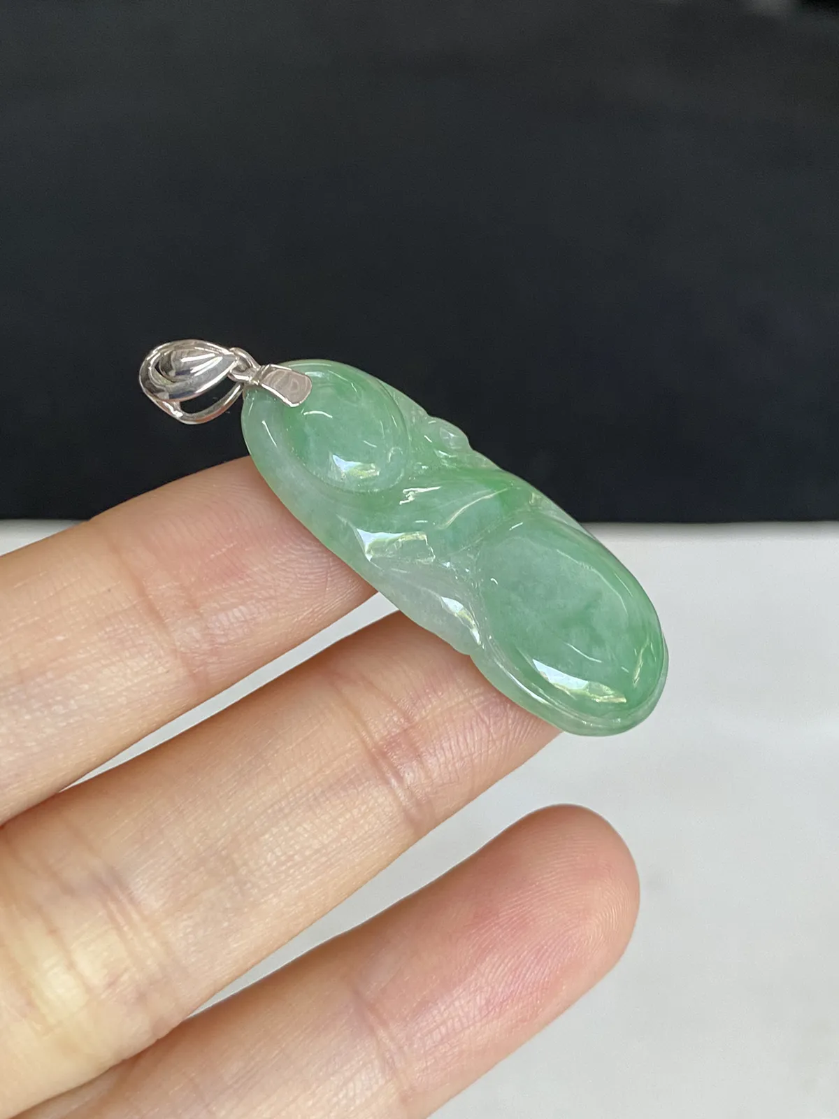 翡翠糯化种浅绿色吊坠，印记：G18K