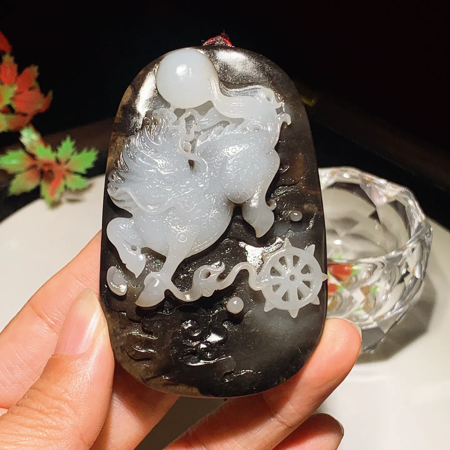 和田玉俄三色麒麟送福把件。尺寸77/50/16重116克。玉质细腻油润。手推出油。佩戴高端典雅。lt251115