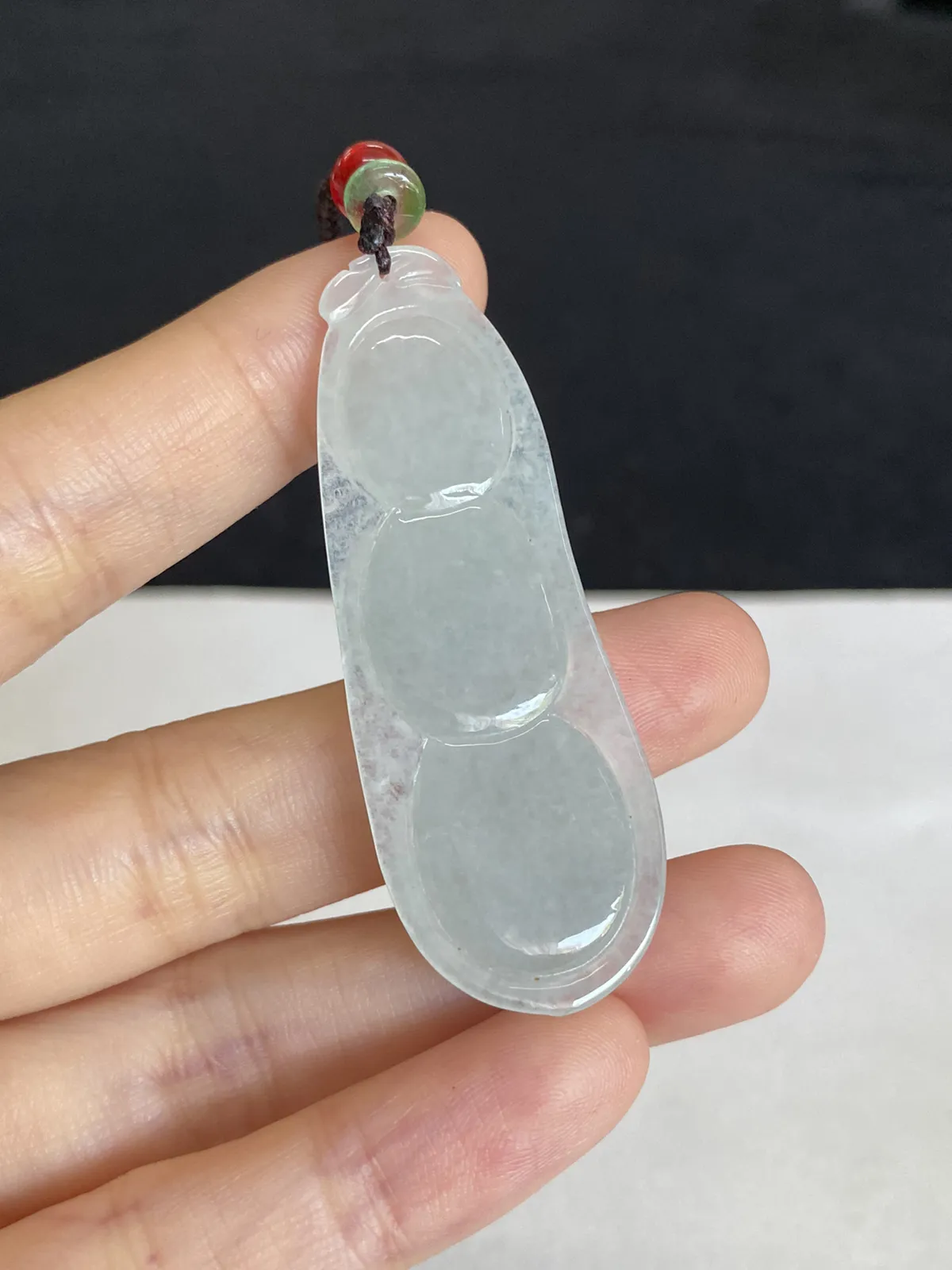 翡翠冰糯种淡绿色福豆，配珠未测