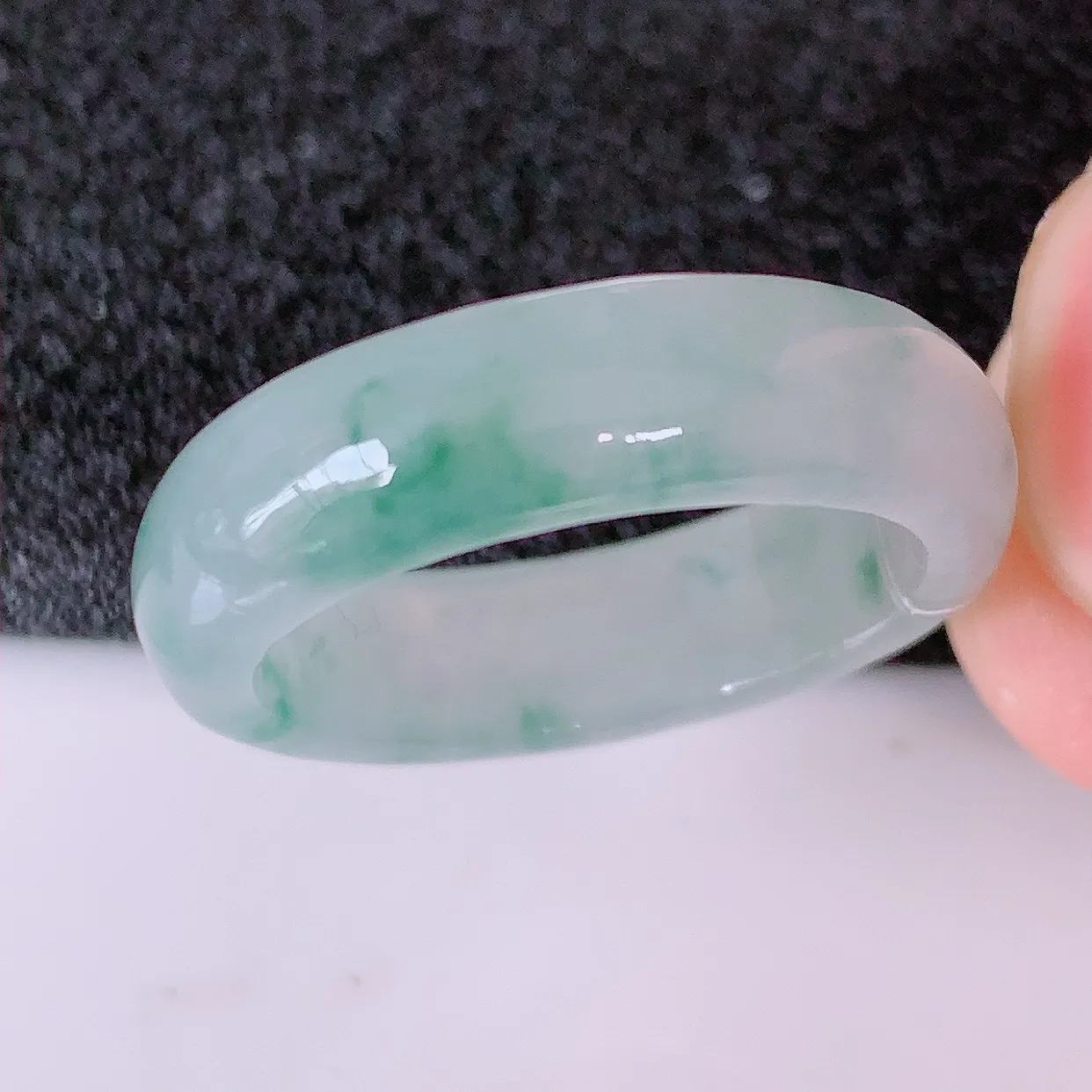 自然光实拍，18.2mm内径翡翠指环，玉戒指，玉质莹润，好精美好冰润的指环，17圈口，上手纤巧！#49.12尺寸18.2-5.8*3