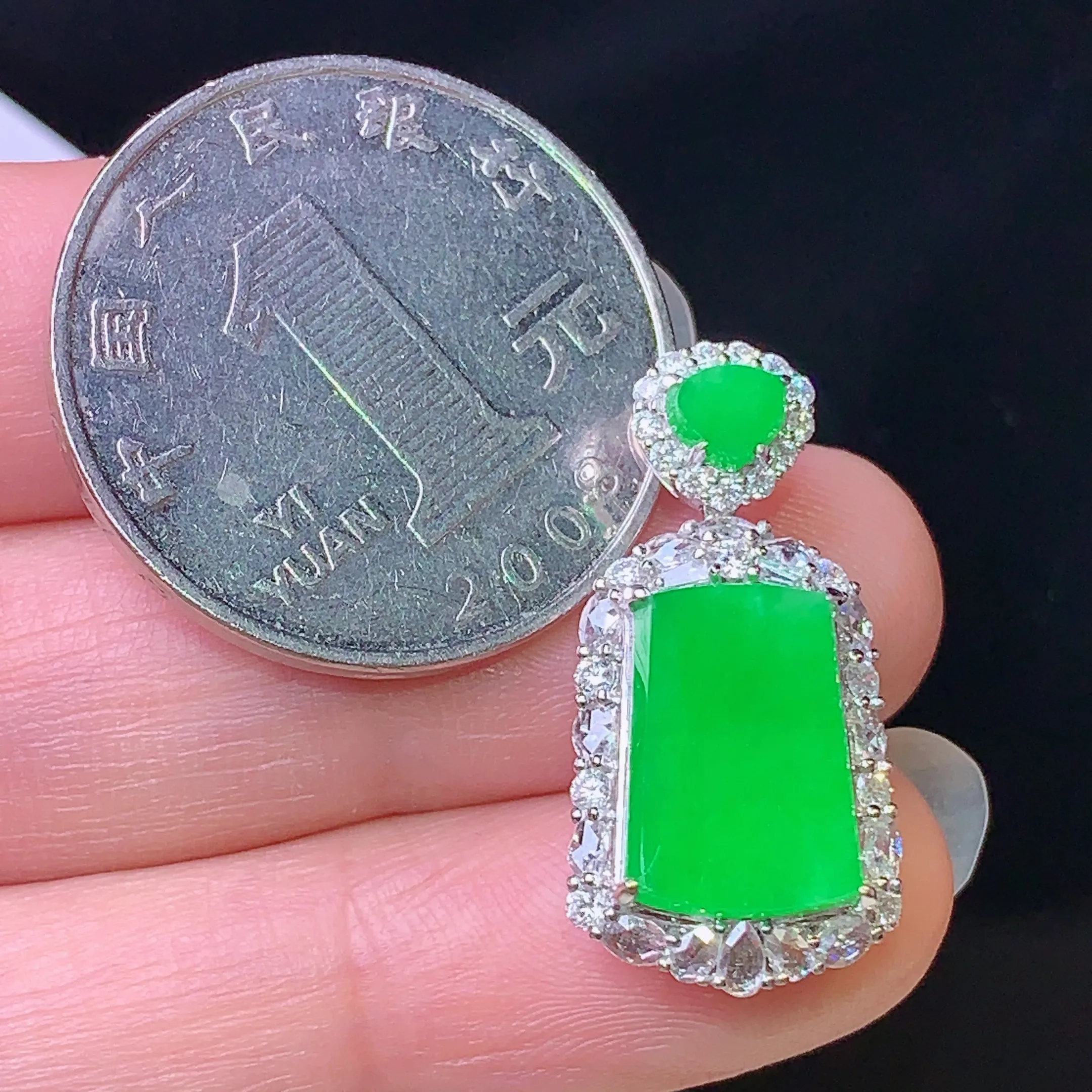 18k金钻镶嵌吊坠 玉质细腻 色泽清新艳丽 整体尺寸24.8*12.5*7.2