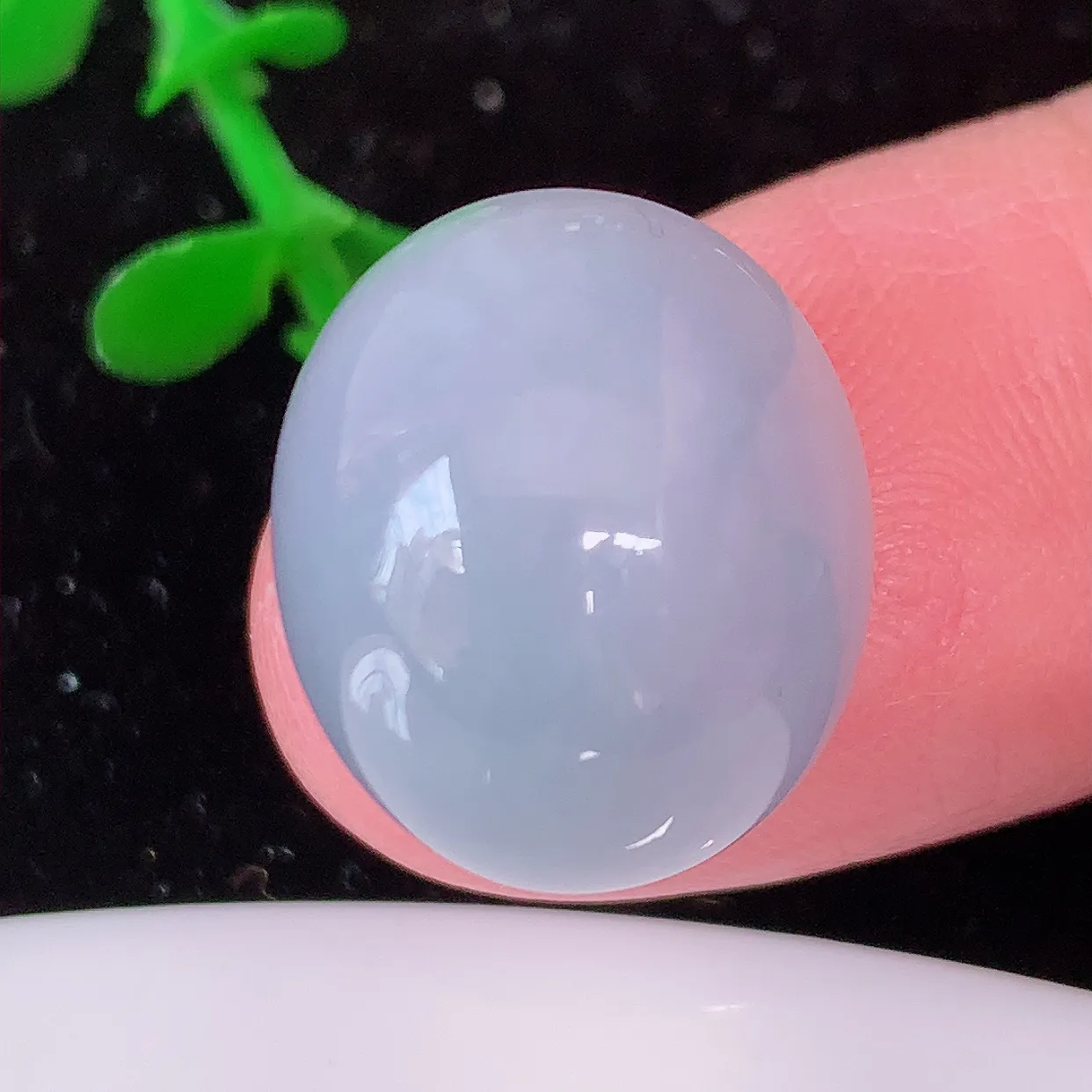 自然光实拍，大颗水润紫罗兰翡翠戒面，蛋面，翠色灵动，玉质细腻，颜色漂亮，品相佳，佩戴佳品！#00.12尺寸17*14.5*9.6mm