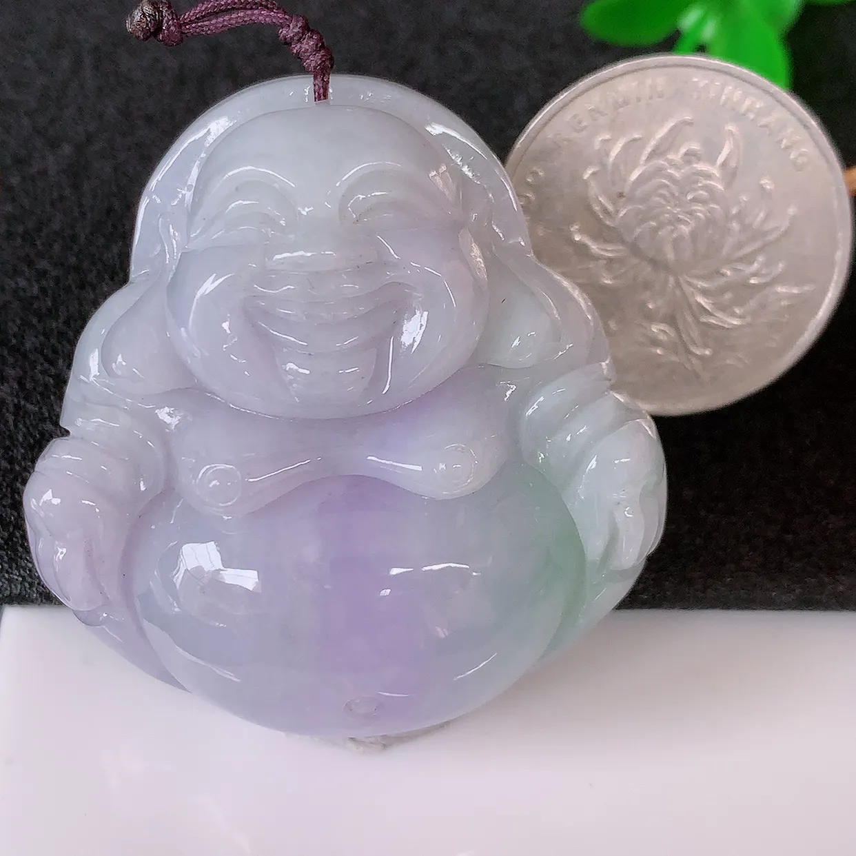 自然光实拍，大件春带彩翡翠佛公吊坠，饱满， 佛公亦保平安，寓意有福（佛公）相伴，品相佳，配戴优雅迷人！#41.12