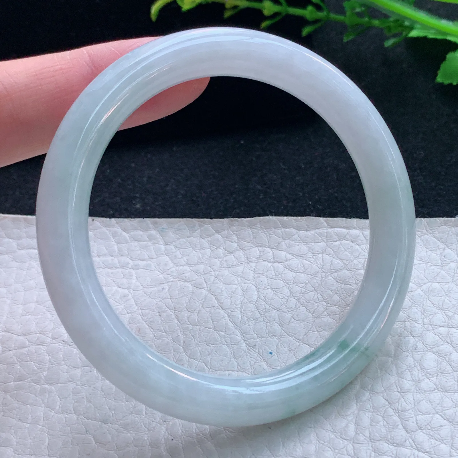 z自然光55*8.6美人镯 天然缅甸翡翠飘花圆条玉手镯 珠宝叮当镯