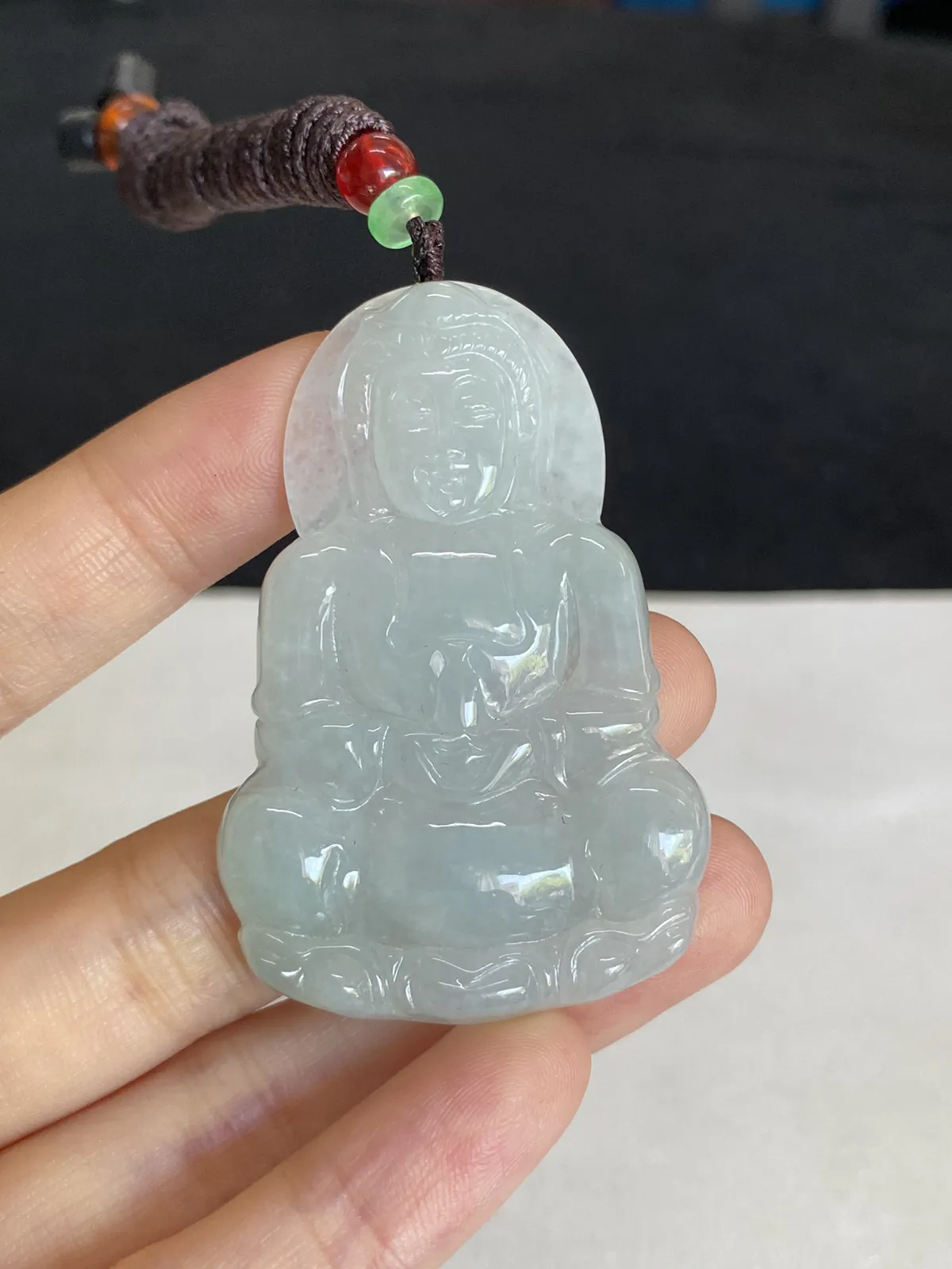 翡翠冰糯种淡绿色吊坠，配珠未测