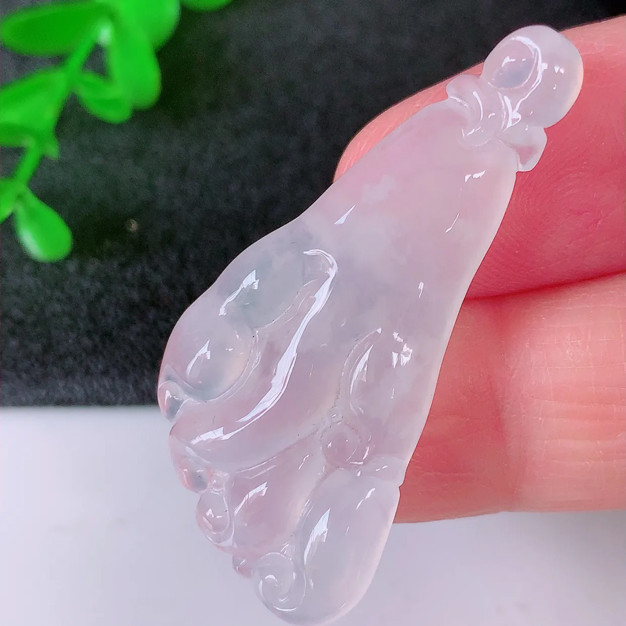 自然光实拍，冰种翡翠佛手吊坠，种老水足，雕工精湛 ，寓意美好，佩戴时尚出众！#01.12