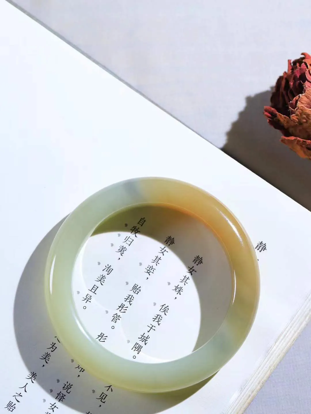 （柔情似水.手镯）

精品和田玉三色手镯，玉质温润细腻，镯型饱满圆润，优雅知性，姽婳于幽静兮，又婆娑乎人间，经典款型，古朴典雅。极具灵性，腕间风情，风姿卓越。 重64克    内径55mm 尺寸12.4-10.2mm   781042841T