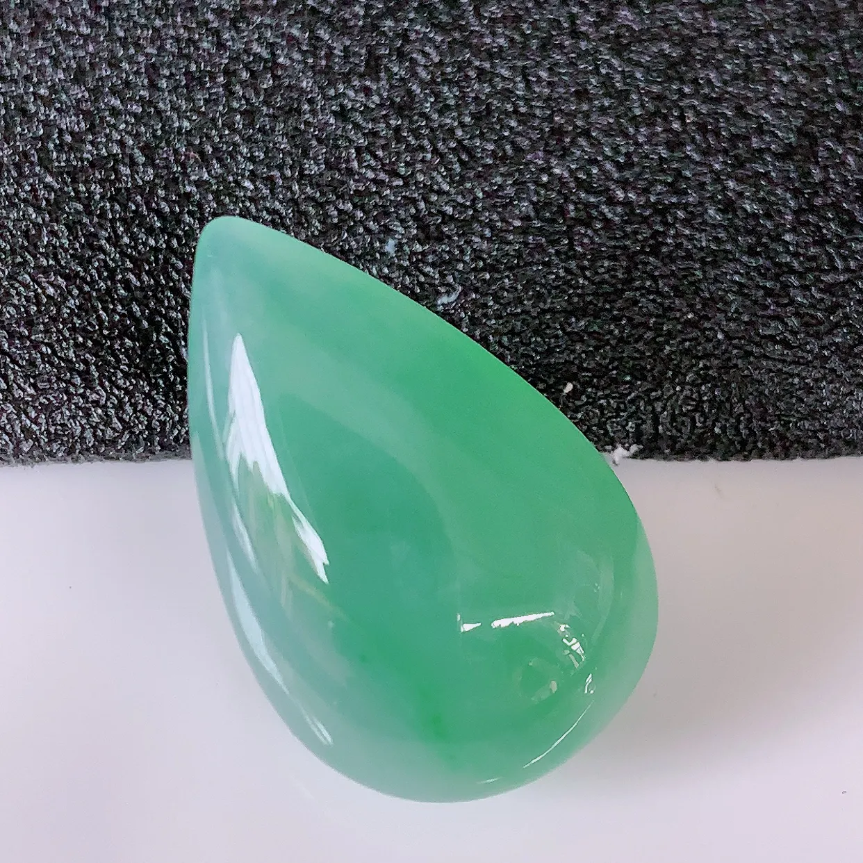 自然光实拍，冰种飘绿翡翠水滴，种老水足，雕工精湛 ，寓意美好，佩戴时尚出众！#94.12