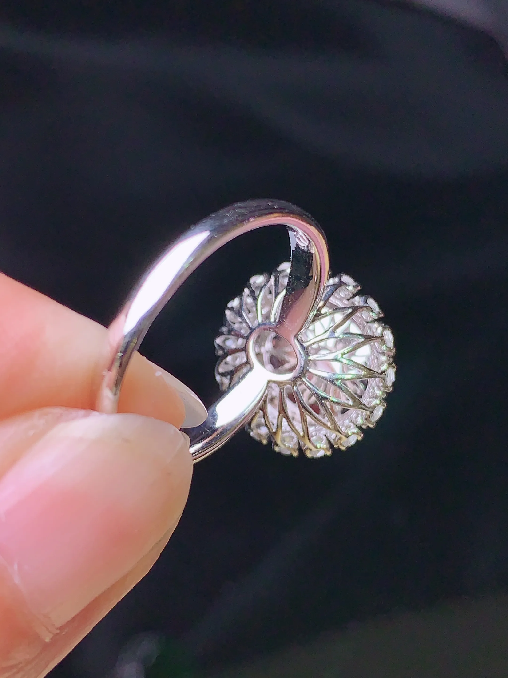 18k金钻镶嵌满绿蛋面戒指 玉质细腻 色泽清新艳丽 圈口14 整体尺寸14.8*13.5*10.8