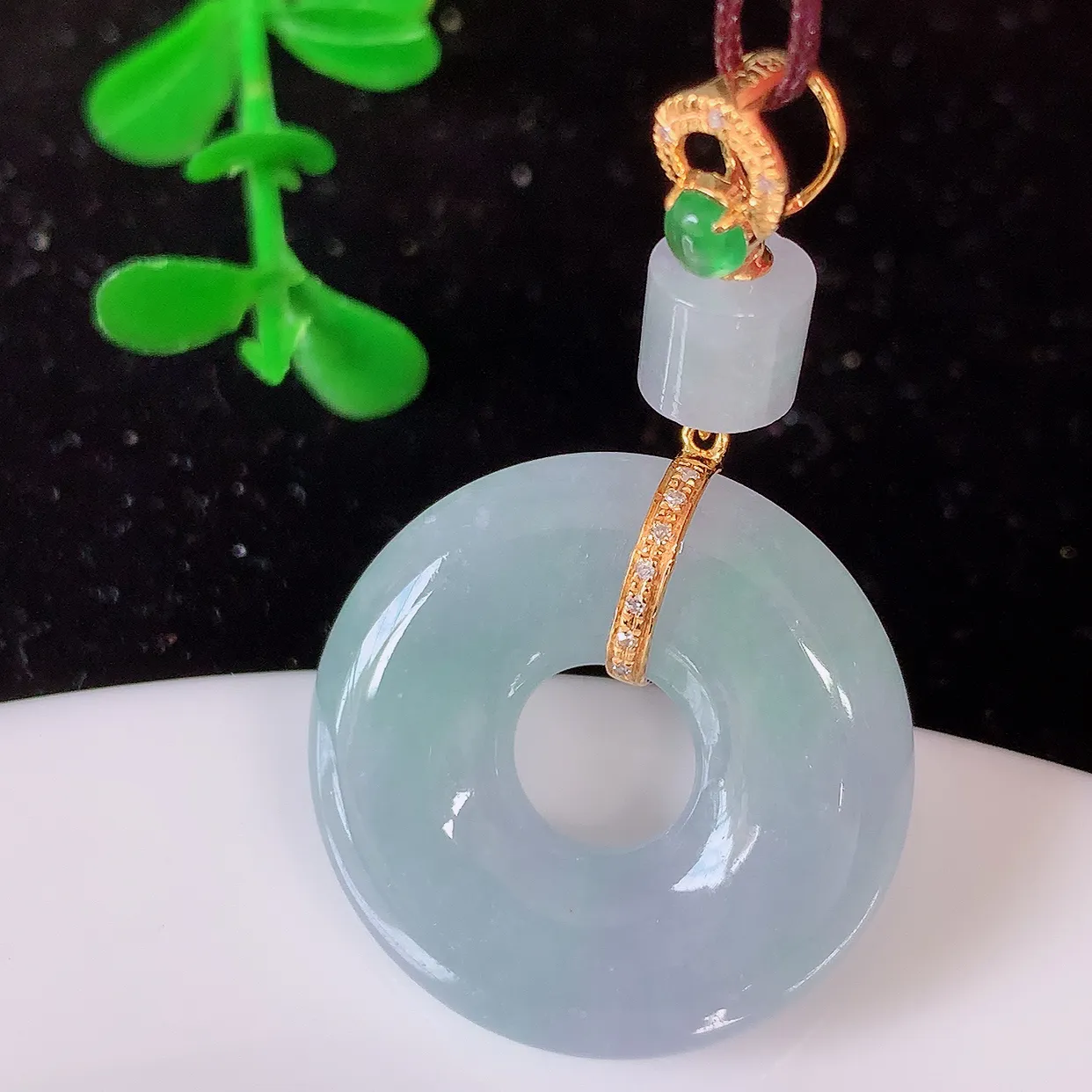 自然光实拍，18K金镶嵌水润春带彩翡翠平安扣吊坠，玉扣，冰润光泽，寓意平平安安，平安扣佩戴时尚漂亮！