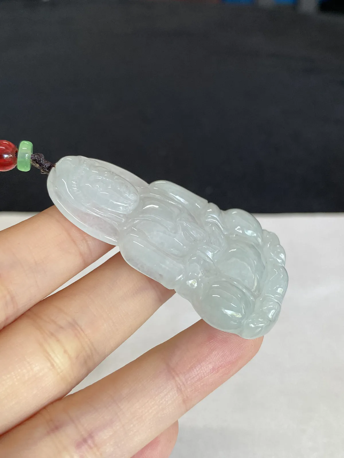 翡翠冰糯种淡绿色吊坠，配珠未测